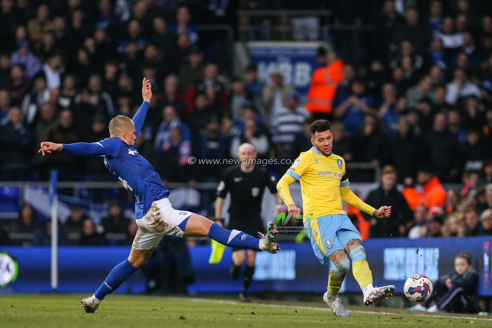 Marvin Johnson #18 of Sheffield Wednesday passes the ball during the Sky Bet League 1 match Ipswich Town vs Sheffield Wednesday at Portman Road, Ipswich, United Kingdom, 11th February 2023

(Photo by Arron Gent/News Images)