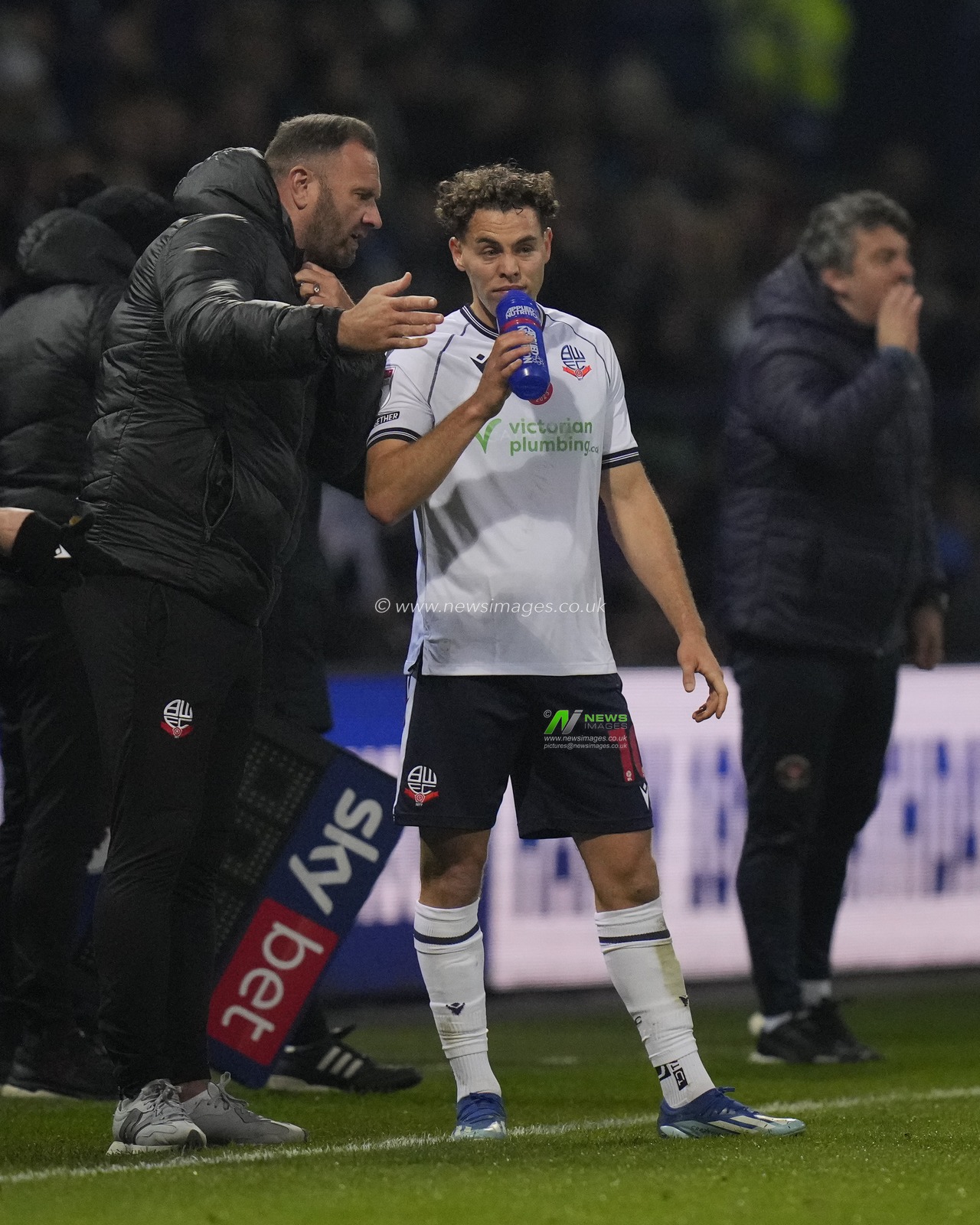 Ian Evatt, manager of Bolton Wanderers gives instructions to Dion Charles #10 of Bolton Wanderers during the Sky Bet League 1 match Bolton Wanderers vs Blackpool at University of Bolton Stadium, Bolton, United Kingdom, 11th November 2023

(Photo by Steve Flynn/News Images)