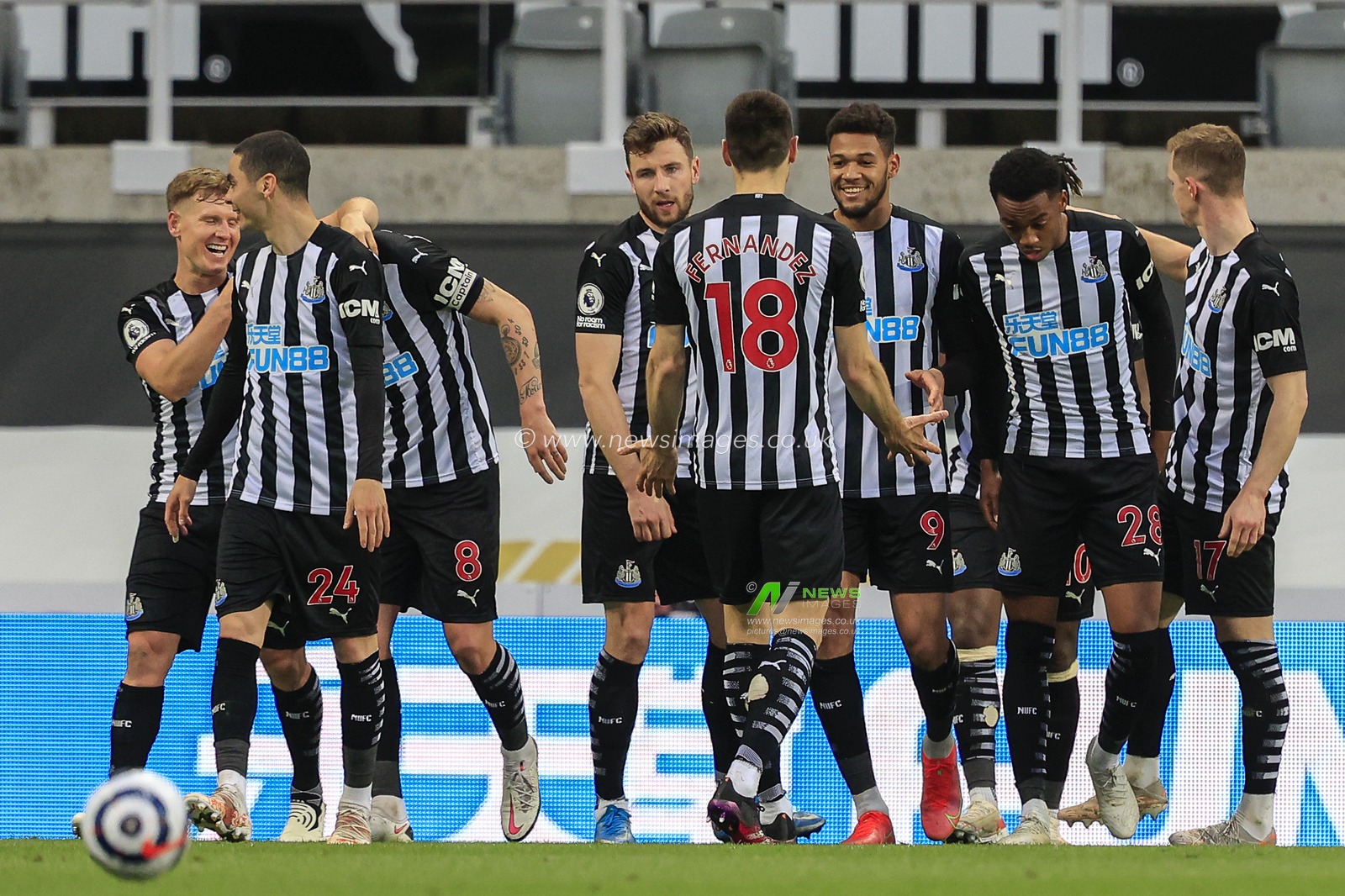 Joelinton #9 of Newcastle United celebrates his goal with his teammates to make it 2-2