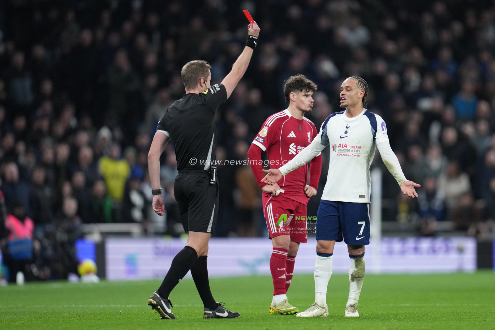 Xavi Simons of Tottenham Hotspur sees red after var decision during the Premier League match Tottenham Hotspur vs Liverpool at Tottenham Hotspur Stadium, London, United Kingdom, 20th December 2025

(Photo by Harvey Murphy/News Images)

*** GER AUT SUI OUT ***