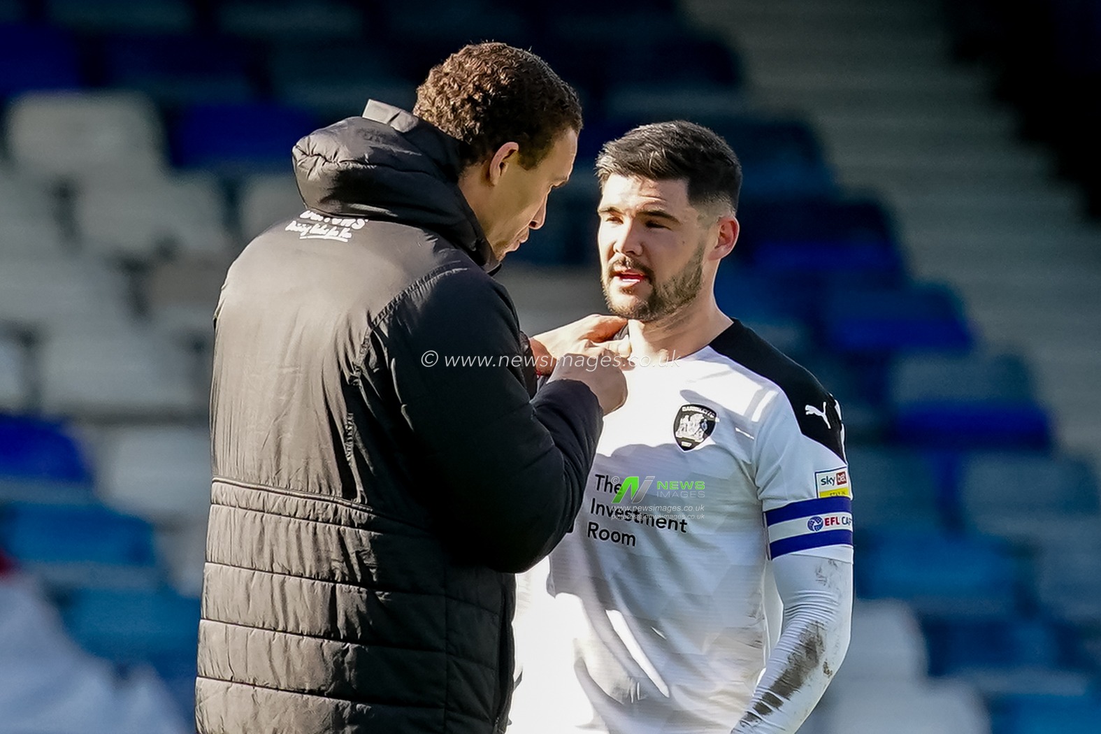 ValÃ©rien IsmaÃ«l manager of Barnsley has a in depth chat with Alex Mowatt #27 of Barnsley after the game