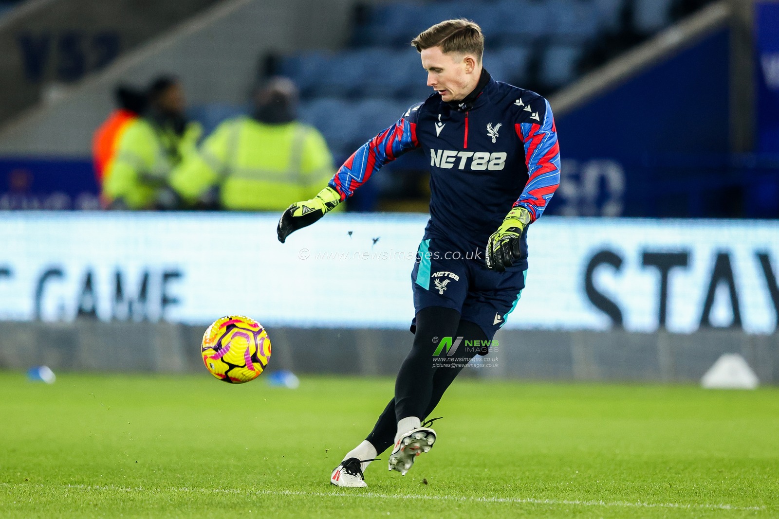Dean Henderson of Crystal Palace warms up prior to the Premier League match Leicester City vs Crystal Palace at King Power Stadium, Leicester, United Kingdom, 15th January 2025

(Photo by Alfie Cosgrove/News Images)