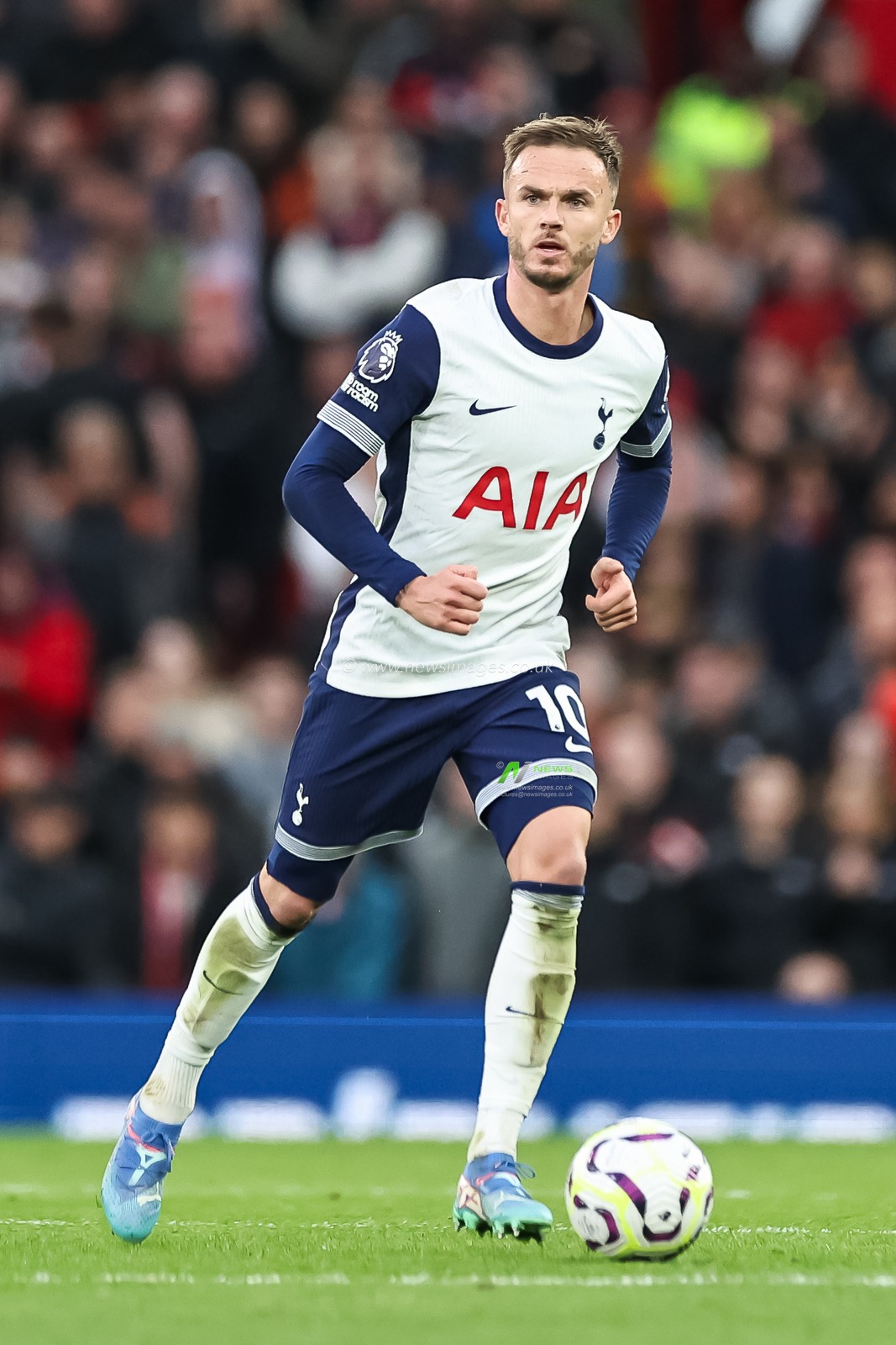 James Maddison of Tottenham Hotspur makes a break with the ball during the Premier League match Manchester United vs Tottenham Hotspur at Old Trafford, Manchester, United Kingdom, 29th September 2024

(Photo by Mark Cosgrove/News Images)
