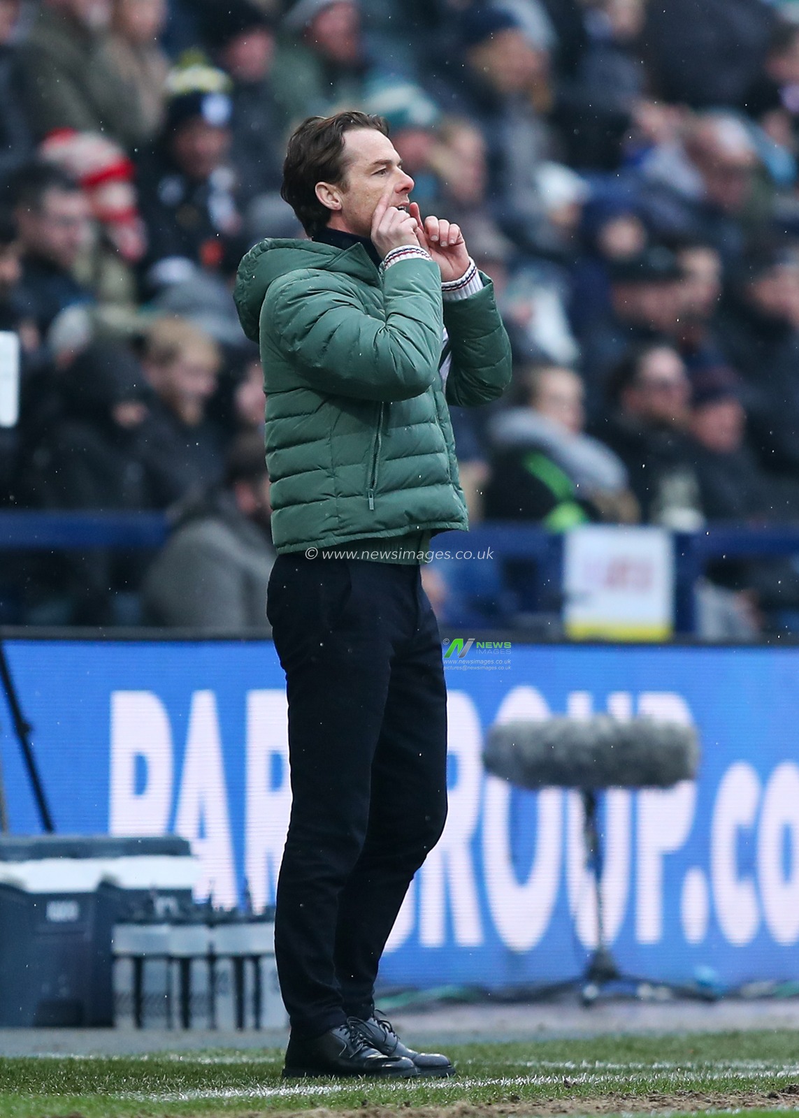 Scott Parker manager of Burnley tells his team to focus during the Sky Bet Championship match Preston North End vs Burnley at Deepdale, Preston, United Kingdom, 15th February 2025

(Photo by Jorge Horsted/News Images)