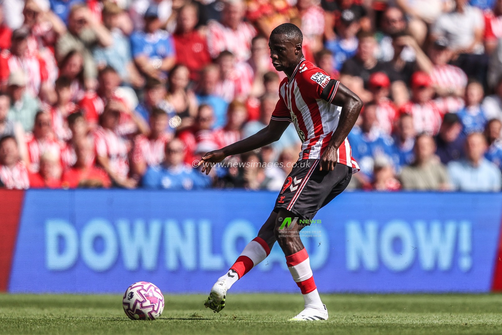 Marc Guiu of Sunderland passes the ball during the Premier League match Sunderland vs West Ham United at Stadium Of Light, Sunderland, United Kingdom, 16th August 2025

(Photo by Alfie Cosgrove/News Images)