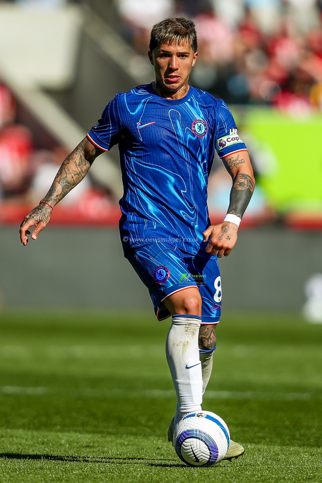 Enzo Fernandez of Chelsea runs runs with the ball during the Premier League match Brentford vs Chelsea at The Gtech Community Stadium, London, United Kingdom, 6th April 2025

(Photo by Izzy Poles/News Images)