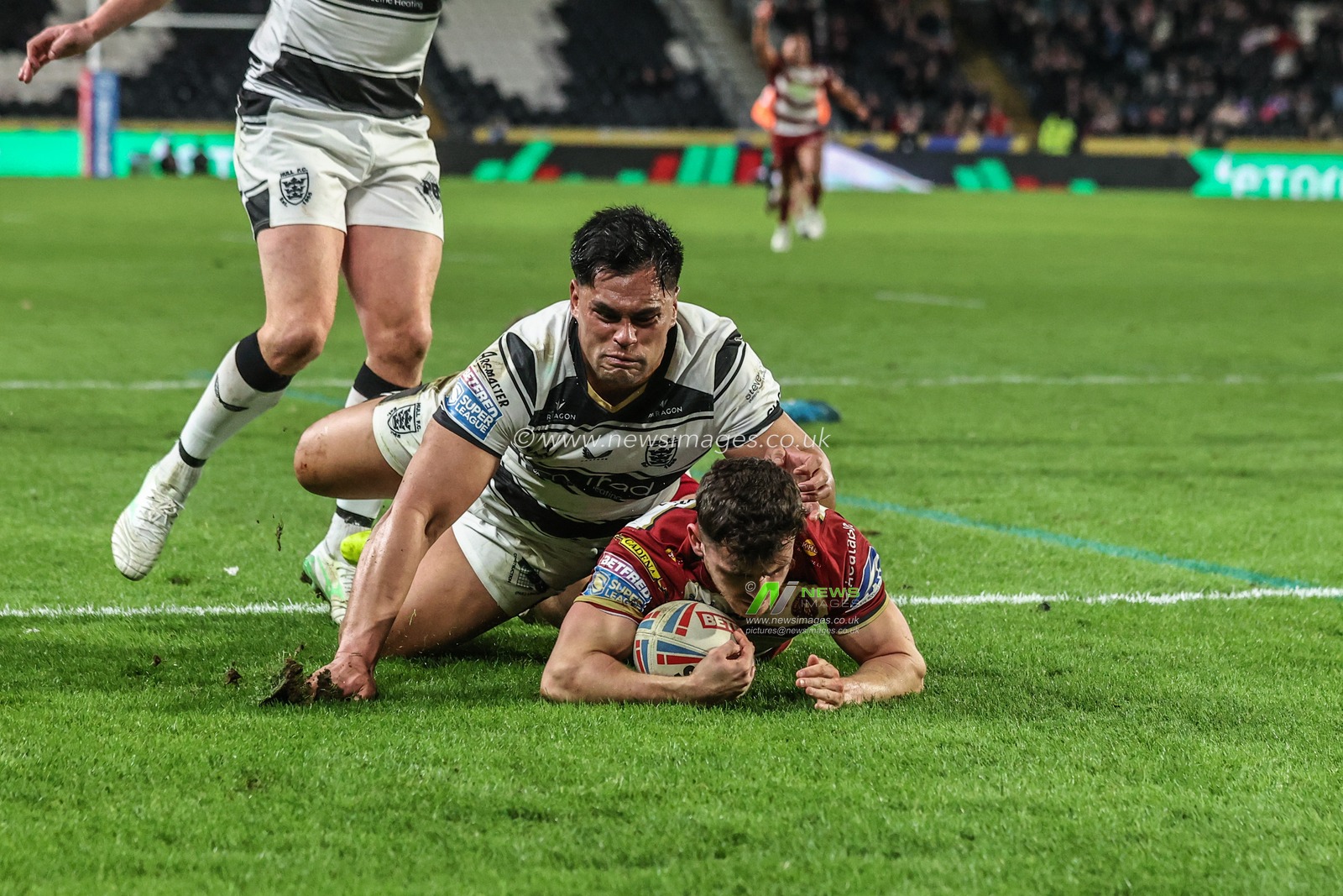 Tom Forber of Wigan Warriors goes over for a try during the Betfred Super League Round 2 match Hull FC vs Wigan Warriors at MKM Stadium, Hull, United Kingdom, 21st February 2025

(Photo by Alfie Cosgrove/News Images)