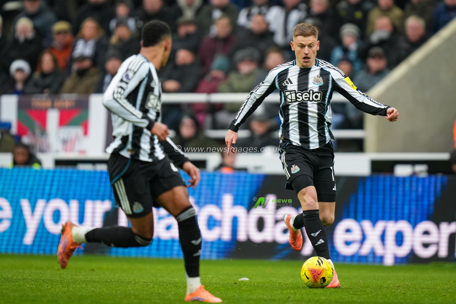 Harvey Barnes of Newcastle United runs with the ball during the Premier League match Newcastle United vs Chelsea at St. James's Park, Newcastle, United Kingdom, 20th December 2025

(Photo by Maynard Manyowa/News Images)

*** GER AUT SUI OUT ***