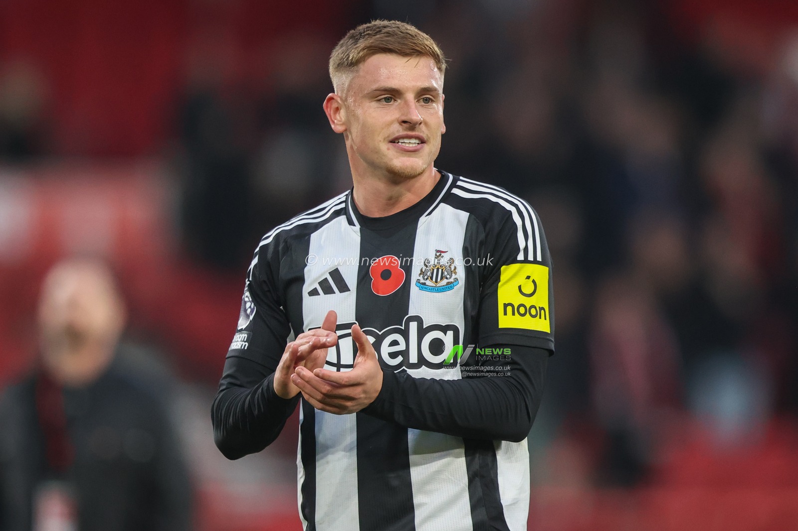 Harvey Barnes of Newcastle applauds the fans after the game during the Premier League match Nottingham Forest vs Newcastle United at City Ground, Nottingham, United Kingdom, 10th November 2024

(Photo by Alfie Cosgrove/News Images)