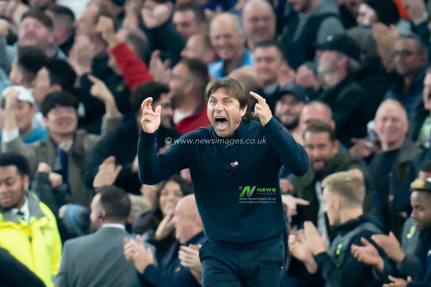 Antonio Conte Manager of Tottenham Hotspur screams at his players to concentrate after taking a 4:3 lead during the Premier League match Tottenham Hotspur vs Leeds United at Tottenham Hotspur Stadium, London, United Kingdom, 12th November 2022

(Photo by Richard Washbrooke/News Images)
