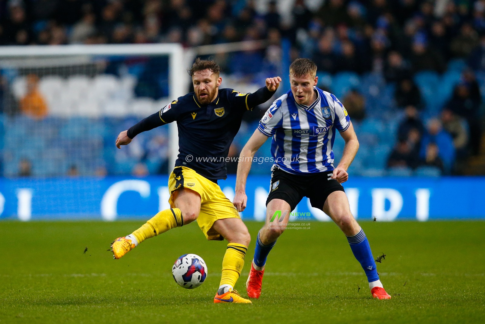 Mark McGuinness #34 of Sheffield Wednesday and Matty Taylor #9 of Oxford United during the Sky Bet League 1 match Sheffield Wednesday vs Oxford United at Hillsborough, Sheffield, United Kingdom, 17th December 2022

(Photo by Ben Early/News Images)