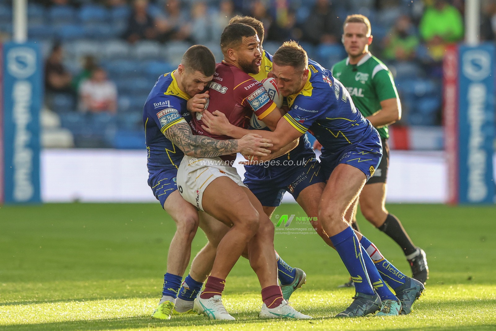Esan Marsters of Huddersfield Giants is tackled by John Bateman of Warrington Wolves and Ben Currie of Warrington Wolves during the Betfred Super League Round 26 match Huddersfield Giants vs Warrington Wolves at John Smith's Stadium, Huddersfield, United Kingdom, 14th September 2024

(Photo by Alfie Cosgrove/News Images)