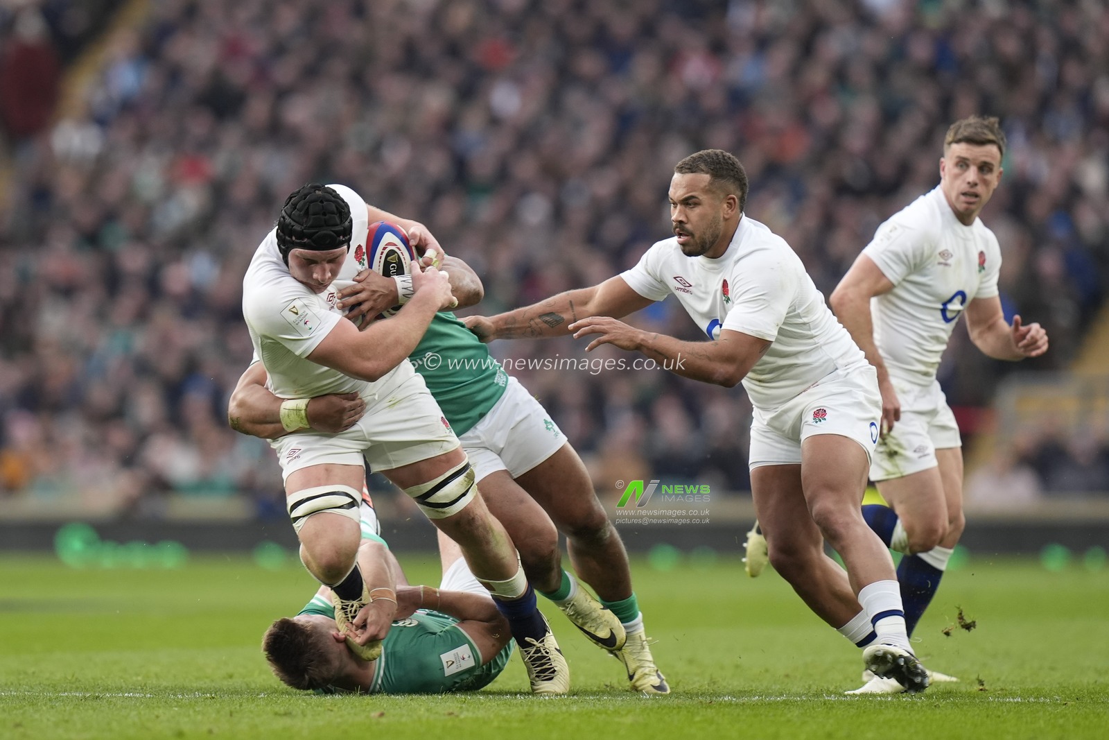 Bundee Aki of Ireland tackles Ben Earl of England during the 2024 Guinness 6 Nations match England vs Ireland at Twickenham Stadium, Twickenham, United Kingdom, 9th March 2024

(Photo by Steve Flynn/News Images)