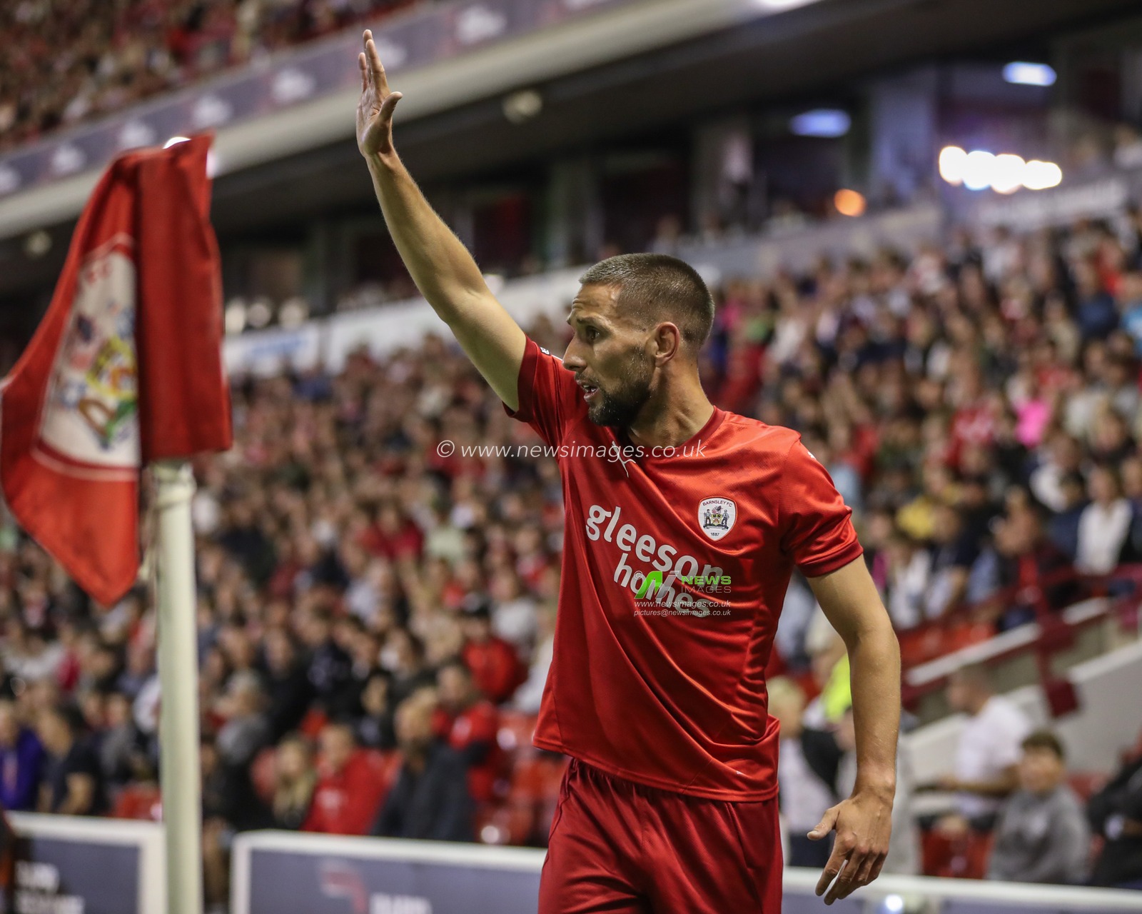 Conor Hourihane of Barnsley gives instructions as he prepares to take a corner during the Sky Bet League 1 match Barnsley vs Mansfield Town at Oakwell, Barnsley, United Kingdom, 9th August 2024

(Photo by Alfie Cosgrove/News Images)