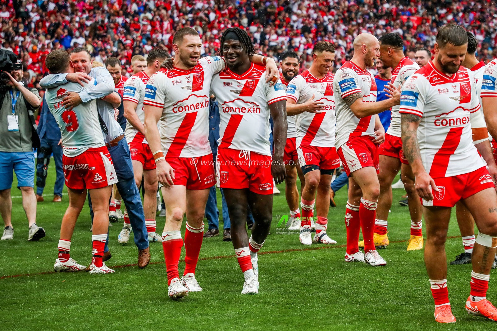 Hull KR celebrate after the teams victory following the Betfred Challenge Cup Final Warrington Wolves vs Hull KR at Wembley Stadium, London, United Kingdom, 7th June 2025

(Photo by Izzy Poles/News Images)