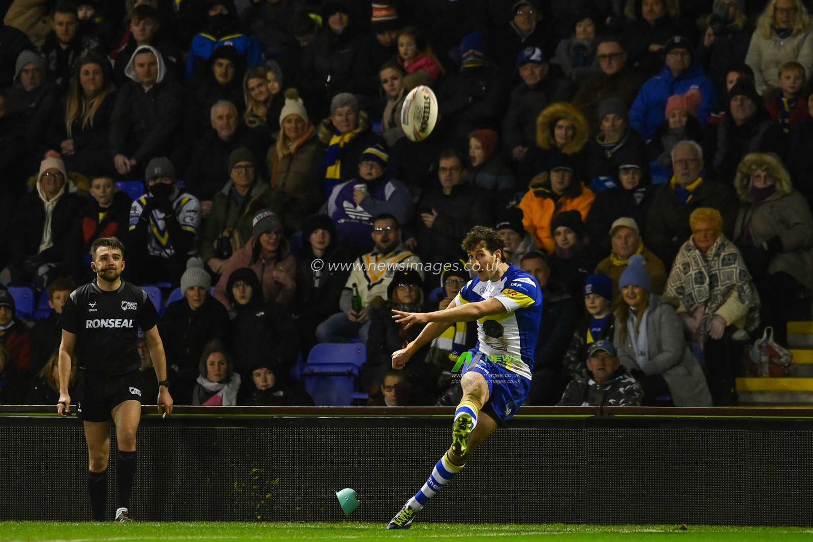 Stefan Ratchford (1) of Warrington Wolves converts his sides try