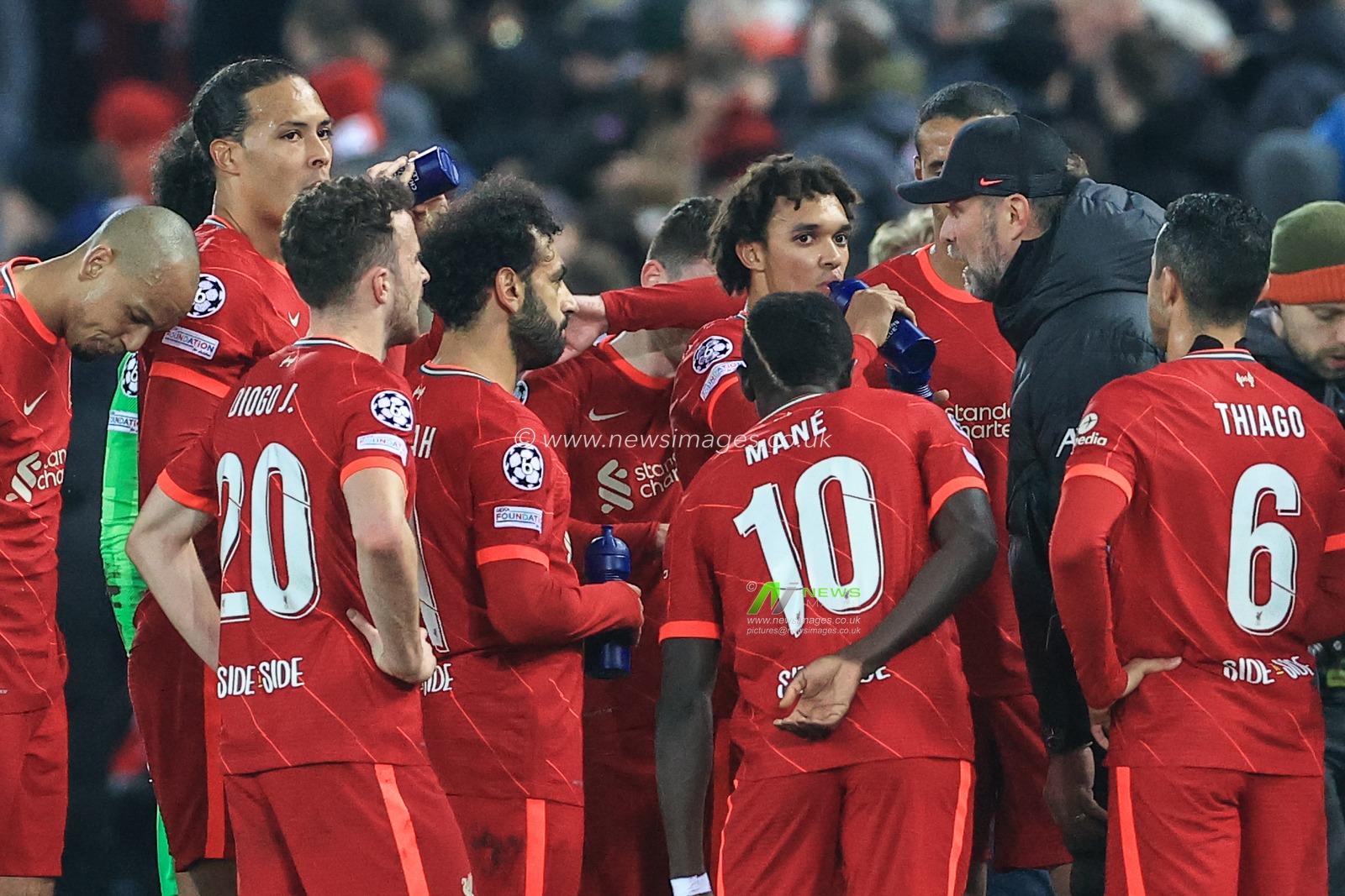 JÃ¼rgen Klopp manager of Liverpool gives a team talk as the game pauses