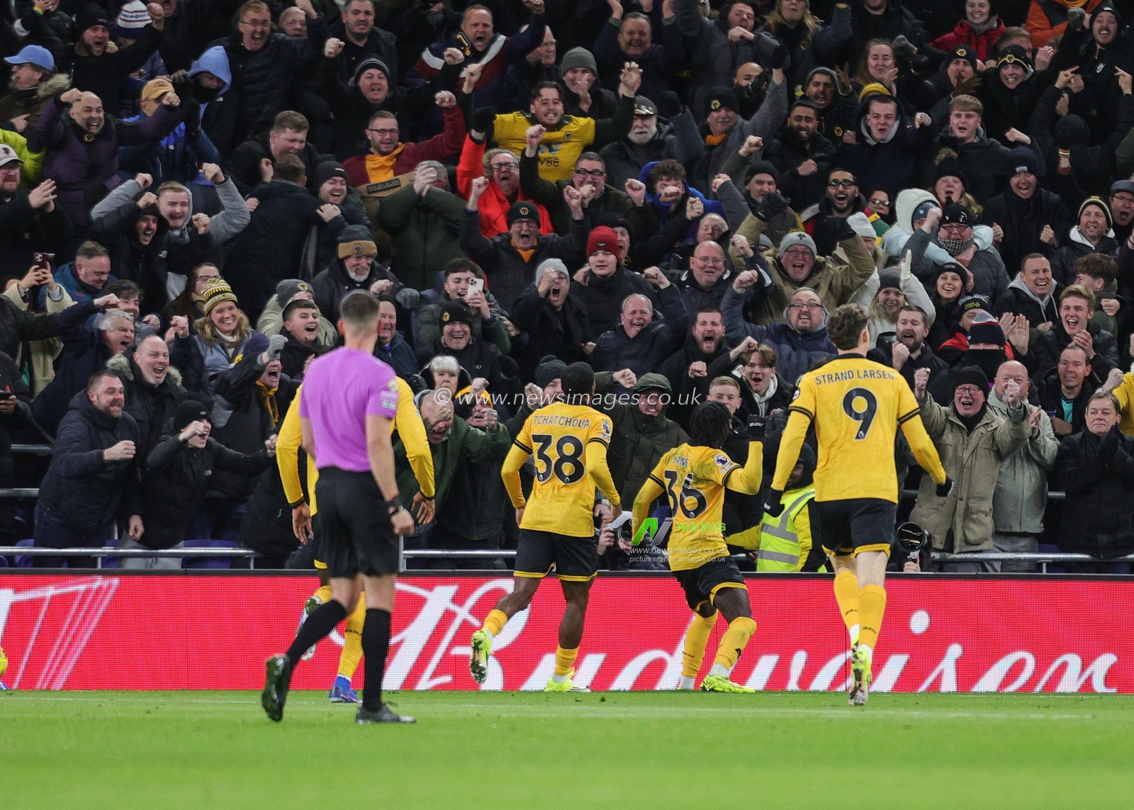 Mateus Mane of Wolverh celebrates his goal to make it 1-1 during the Premier League match Everton vs Wolverhampton Wanderers at Hill Dickinson Stadium, Liverpool, United Kingdom, 7th January 2026

(Photo by Richard Bierton/News Images)

*** GER AUT SUI OUT ***