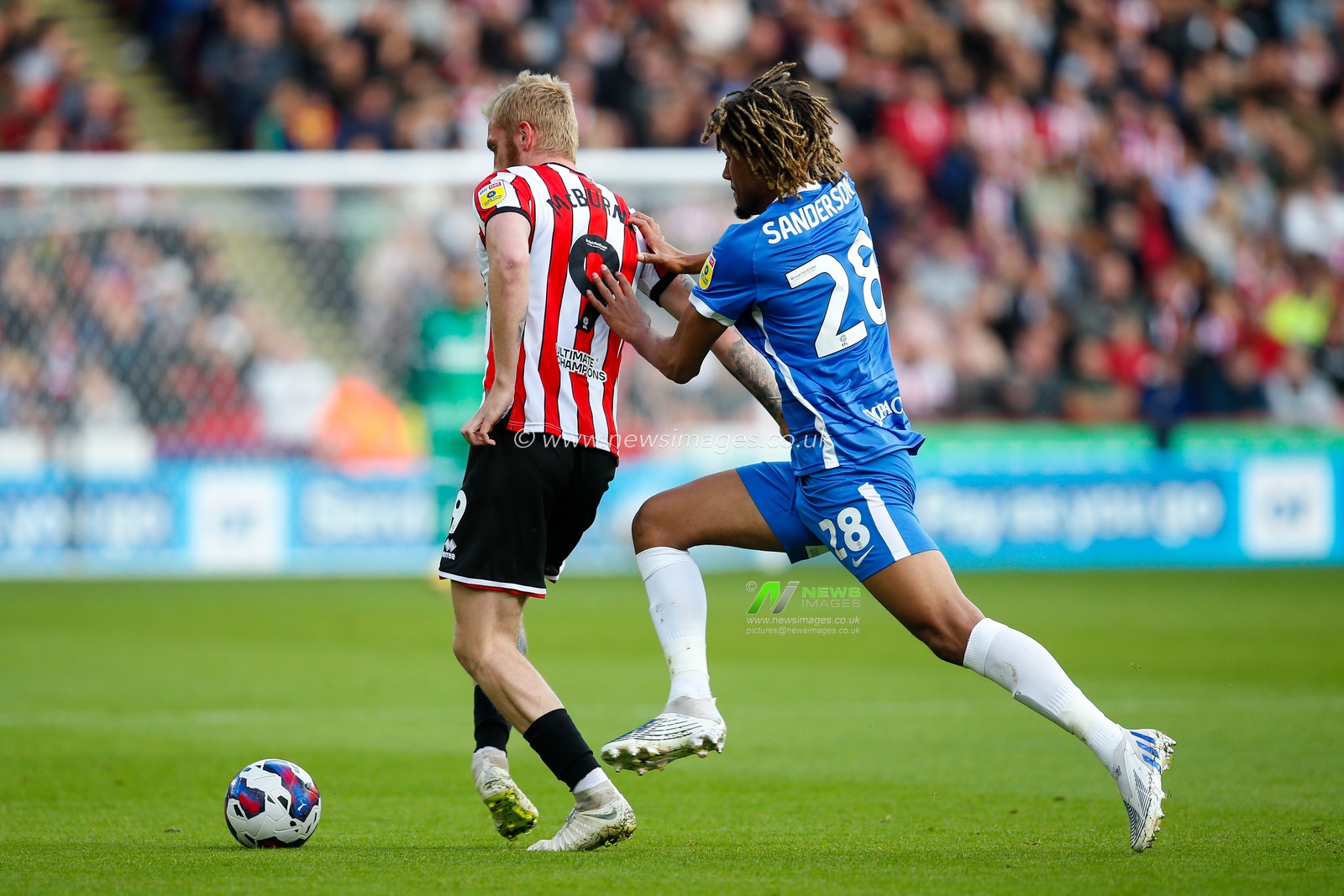 Oliver McBurnie #9 of Sheffield United and Dion Sanderson #28 of Birmingham City during the Sky Bet Championship match Sheffield United vs Birmingham City at Bramall Lane, Sheffield, United Kingdom, 1st October 2022

(Photo by Ben Early/News Images)