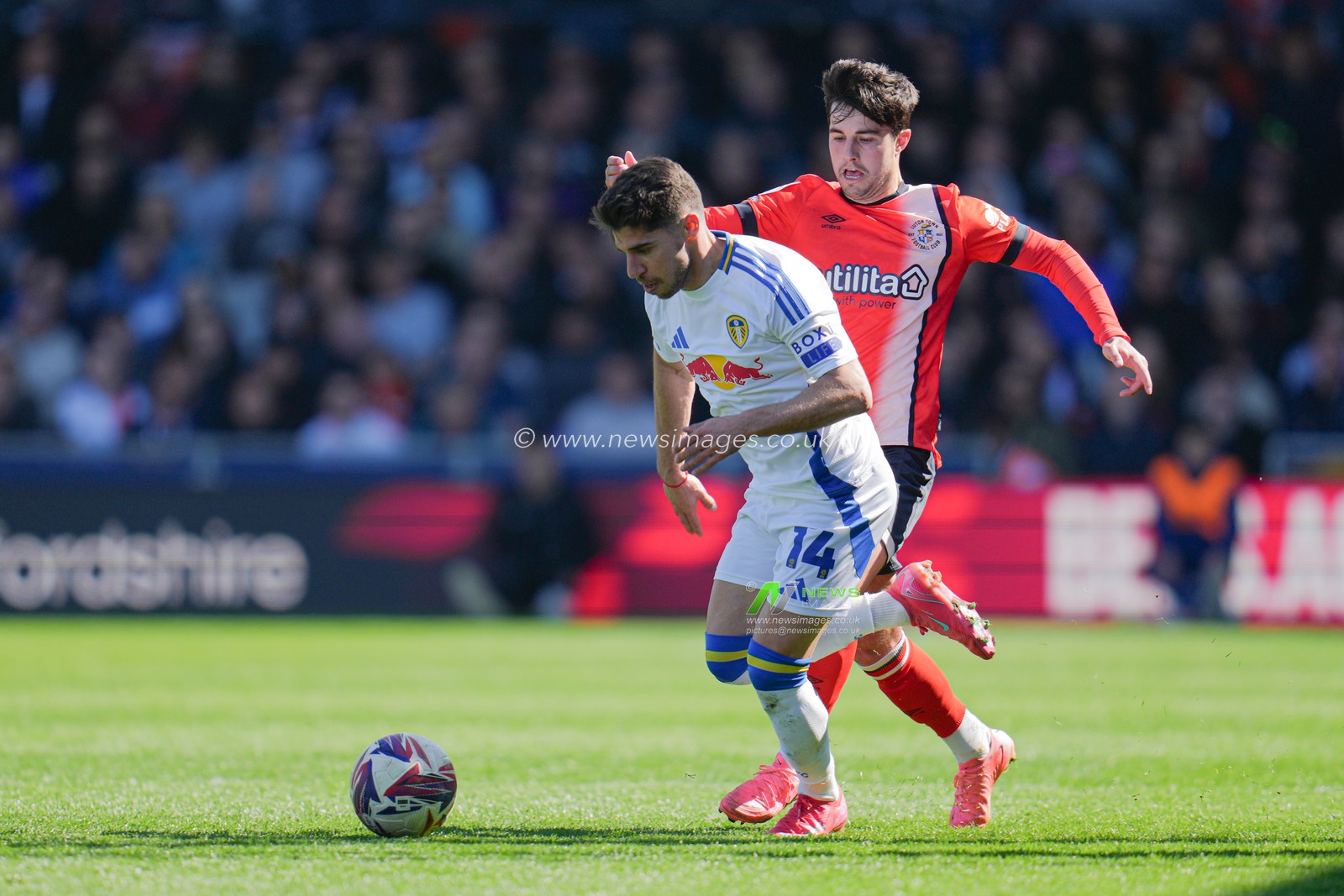 Manor Solomon of Leeds United drives forward during the Sky Bet Championship match Luton Town vs Leeds United at Kenilworth Road, Luton, United Kingdom, 5th April 2025

(Photo by Harvey Murphy/News Images)
