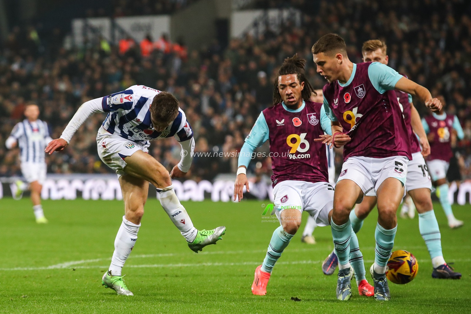 Tom Fellows of West Bromwich Albion has a shot at goal during the Sky Bet Championship match West Bromwich Albion vs Burnley at The Hawthorns, West Bromwich, United Kingdom, 7th November 2024

(Photo by Gareth Evans/News Images)