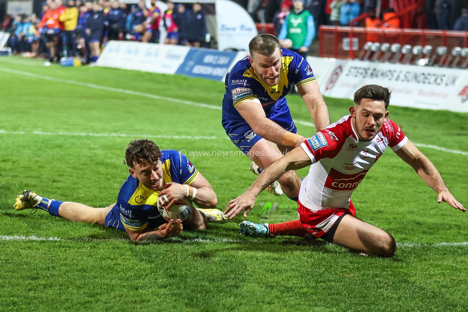 Matty Ashton of Warrington Wolves goes over for a tryduring the Betfred Super League Round 4 match Hull KR vs Warrington Wolves at Sewell Group Craven Park, Kingston upon Hull, United Kingdom, 7th March 2024

(Photo by Mark Cosgrove/News Images)