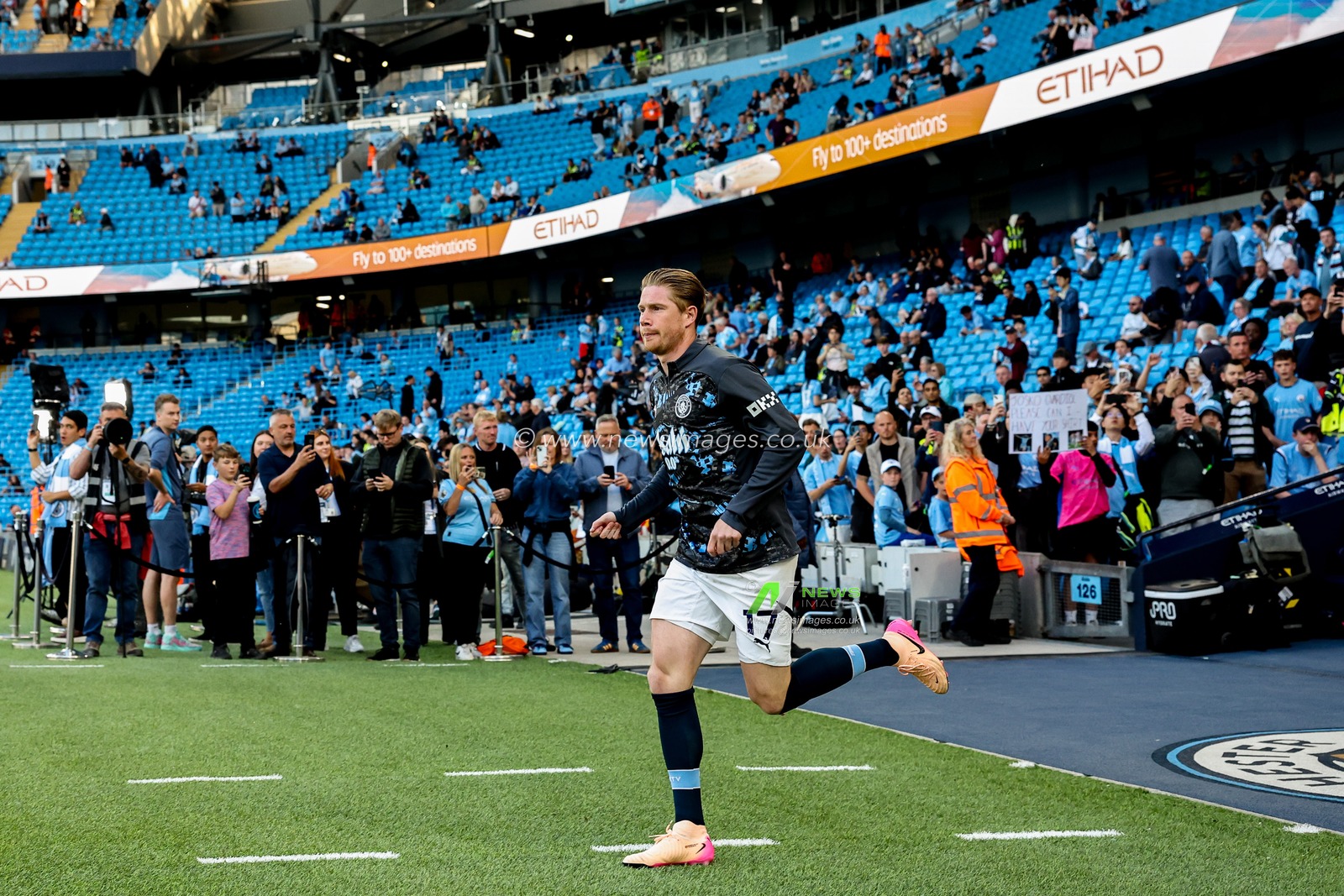 Kevin De Bruyne of Manchester City warms up prior to the Premier League match Manchester City vs Bournemouth at Etihad Stadium, Manchester, United Kingdom, 20th May 2025

(Photo by Mark Cosgrove/News Images)