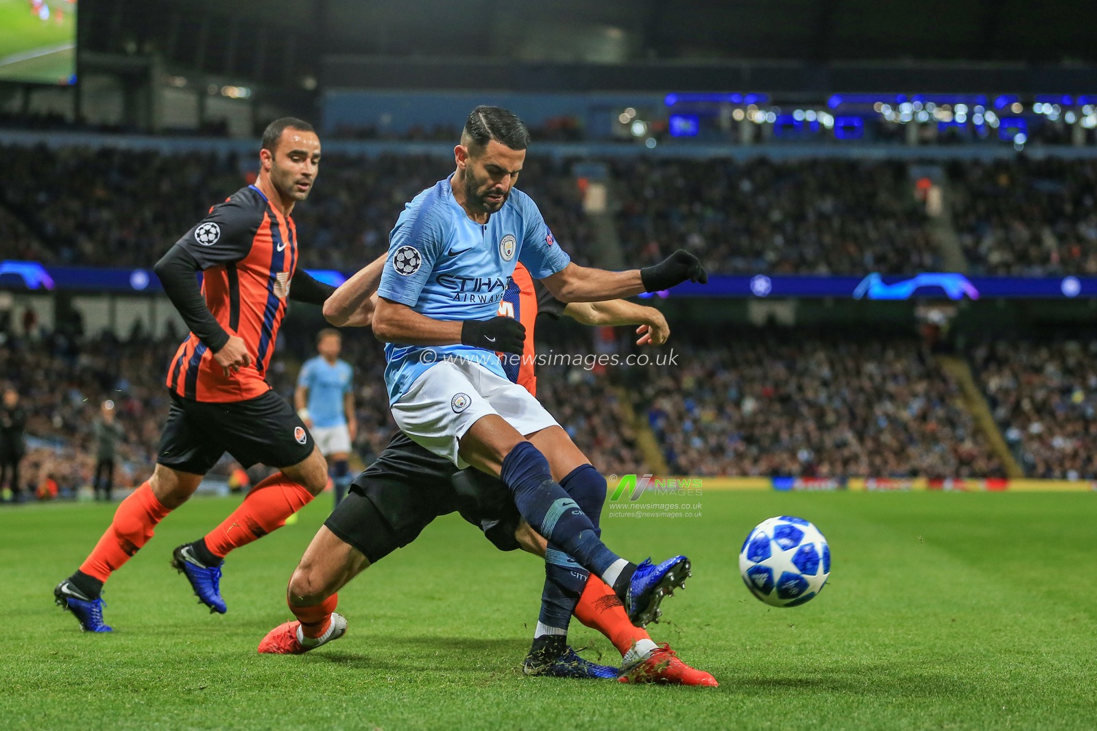 7th November 2018, Etihad Stadium, London, England; UEFA Champions League, Manchester City v Shakhtar Donetsk ; Riyad Mahrez  (26) of Manchester City crosses the ball


Credit: Mark Cosgrove/News Images