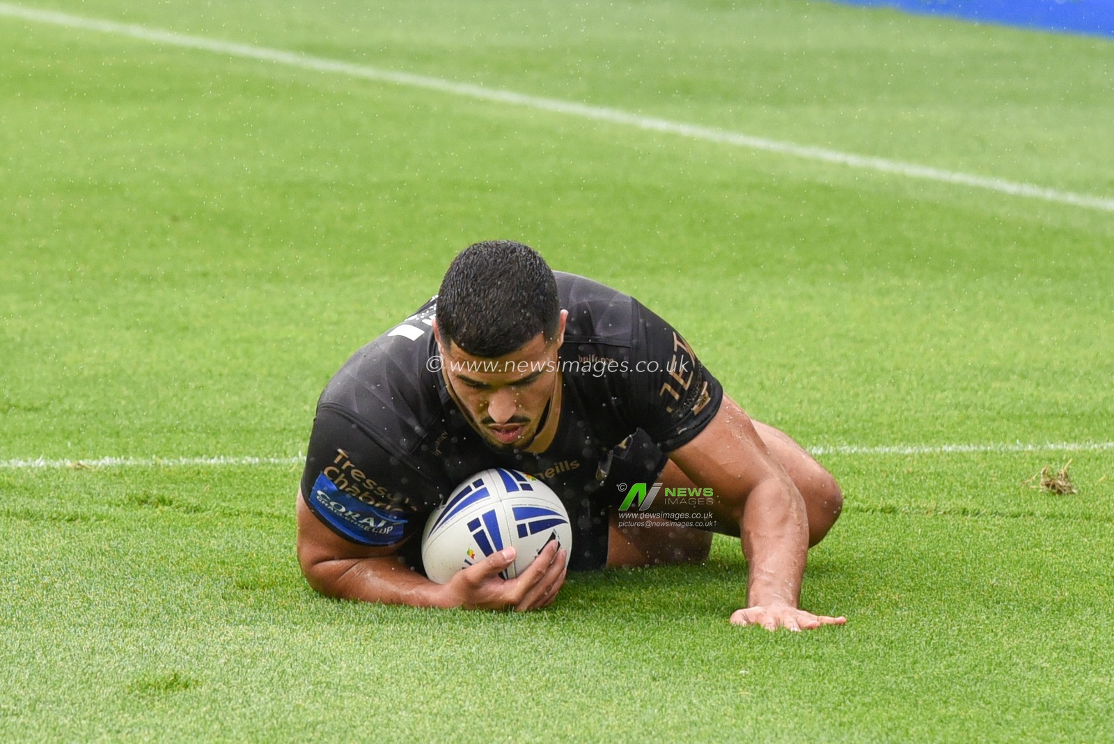 Fouad Yaha (5) of Catalans Dragons goes over for a try