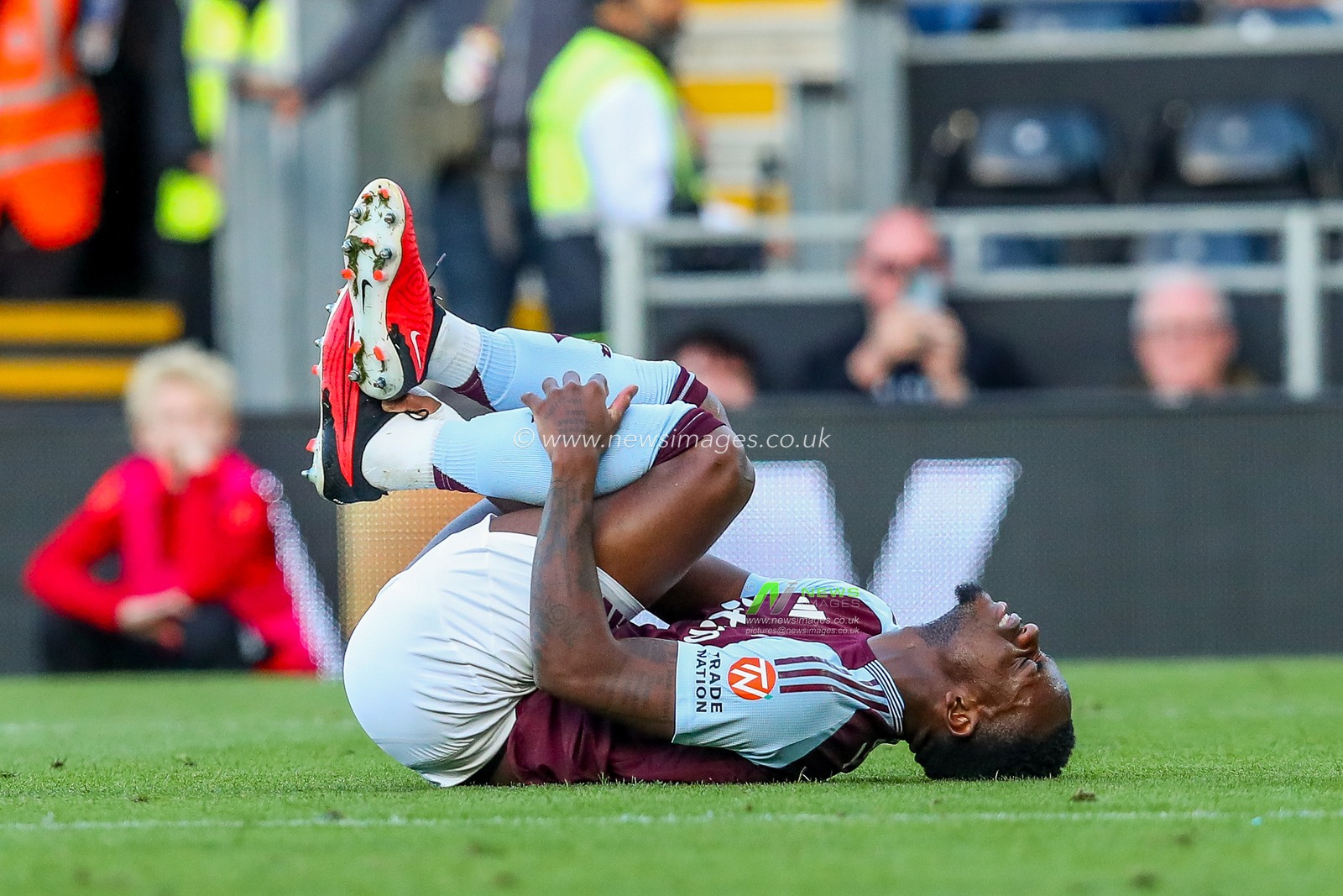 Jhon Duran of Aston Villa goes down with injury during the Premier League match Fulham vs Aston Villa at Craven Cottage, London, United Kingdom, 19th October 2024

(Photo by Izzy Poles/News Images)