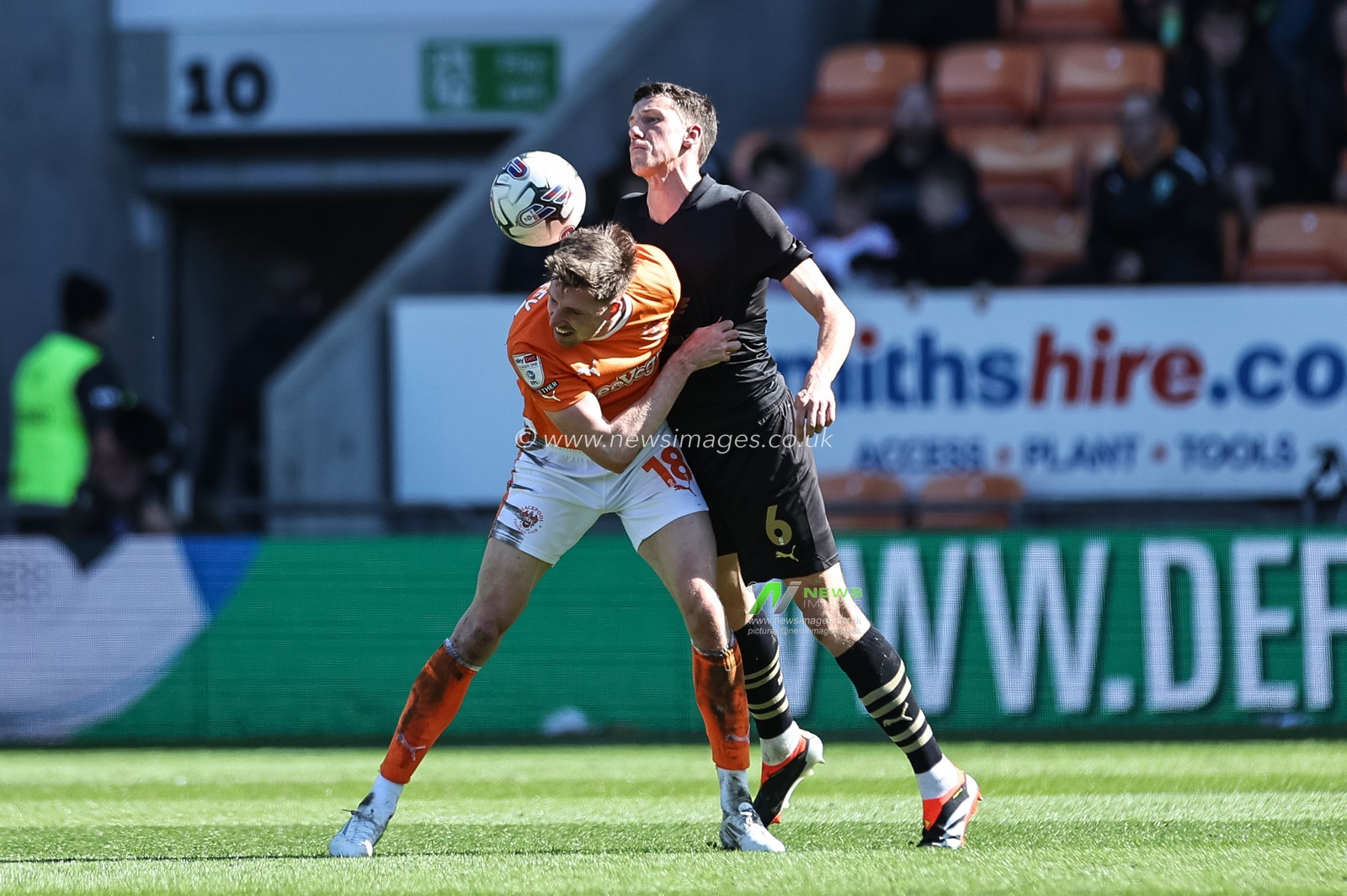 MaÃ«l de Gevigney of Barnsley and Jake Beesley of Blackpool battle for the ball during the Sky Bet League 1 match Blackpool vs Barnsley at Bloomfield Road, Blackpool, United Kingdom, 20th April 2024

(Photo by Mark Cosgrove/News Images)