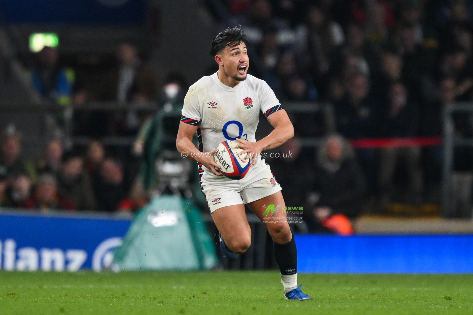 Marcus Smith of England makes a break during the Autumn Nations Series match England vs South Africa at Allianz Stadium,, Twickenham, United Kingdom, 16th November 2024

(Photo by Craig Thomas/News Images)