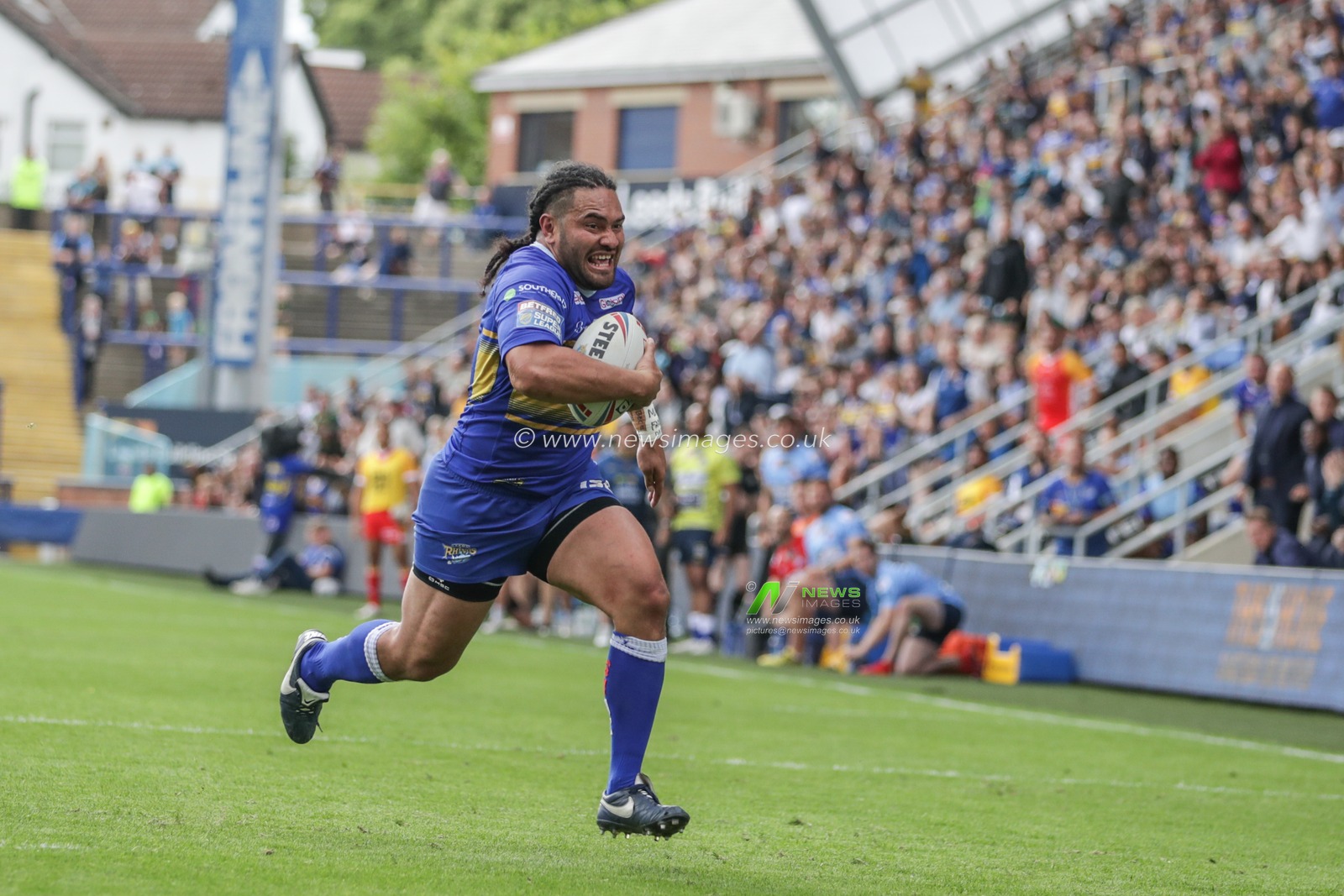 30th June 2019 , Emerald Headingley Stadium, England; Betfred Super League, Round 20, Leeds Rhinos vs Catalans Dragons ; Konrad Hurrell (4) of Leeds Rhinos makes a solo run for a try 


Credit: Mark Cosgrove/News Images