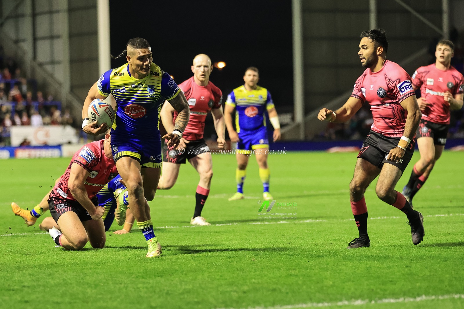 Peter Mataâ€™utia #3 of Warrington Wolves goes over for a try