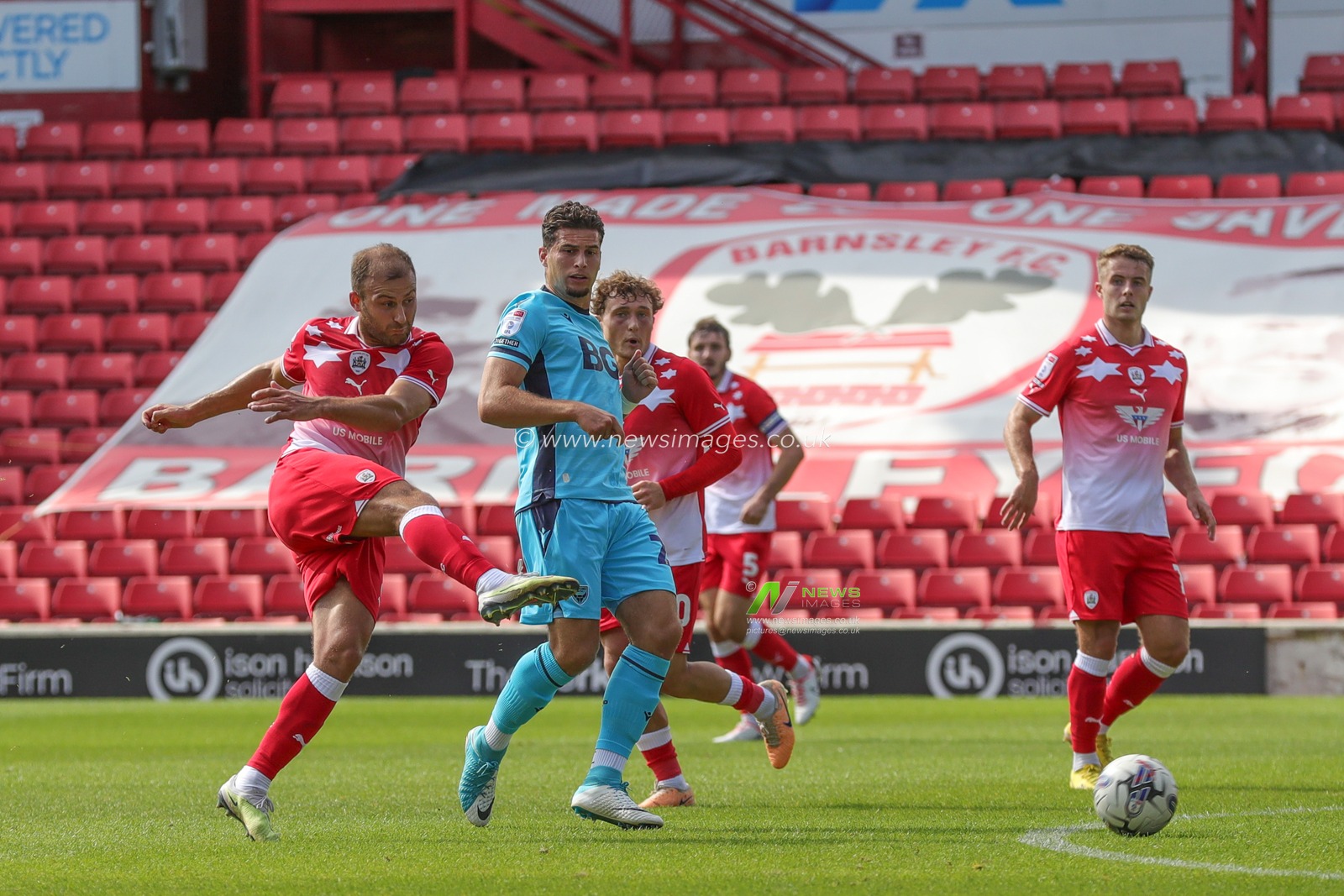 Herbie Kane #8 of Barnsley takes a shot during the Sky Bet League 1 match Barnsley vs Oxford United at Oakwell, Barnsley, United Kingdom, 19th August 2023

(Photo by Alfie Cosgrove/News Images)