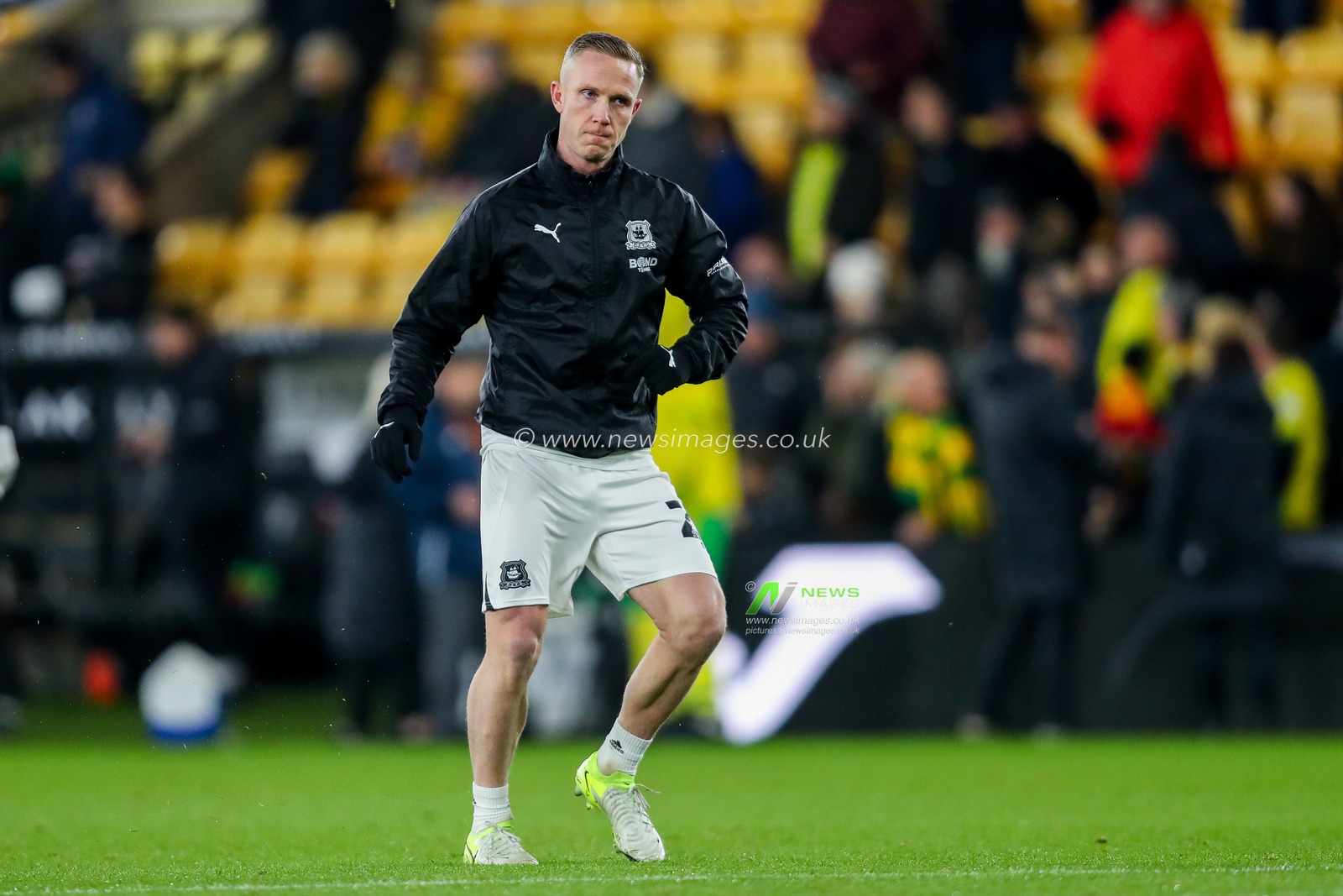 Adam Forshaw of Plymouth Argyle warms up prior to the Sky Bet Championship match Norwich City vs Plymouth Argyle at Carrow Road, Norwich, United Kingdom, 26th November 2024

(Photo by Izzy Poles/News Images)