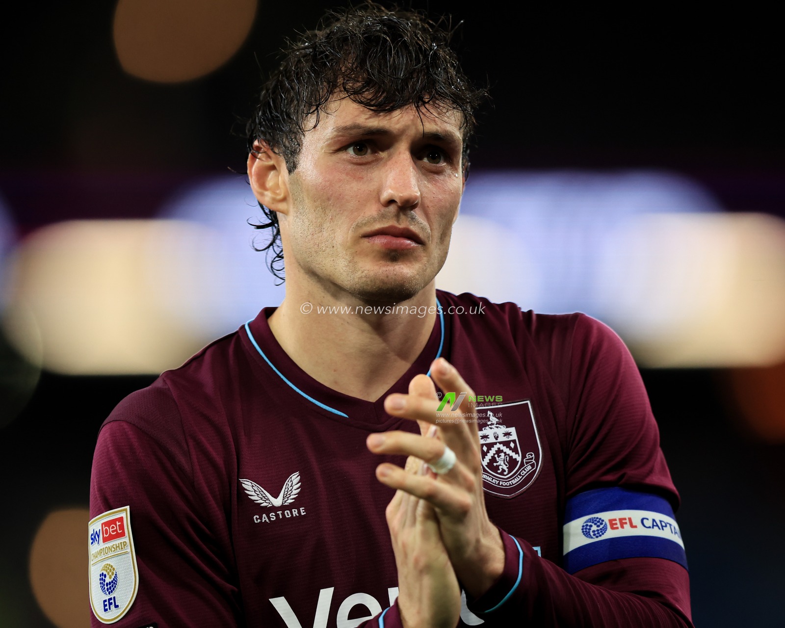 Connor Roberts of Burnley claps fans after 1-1 draw during the Sky Bet Championship match Burnley vs Middlesbrough at Turf Moor, Burnley, United Kingdom on 02 September 2026

(Photo by Jorge Horsted/News Images)
