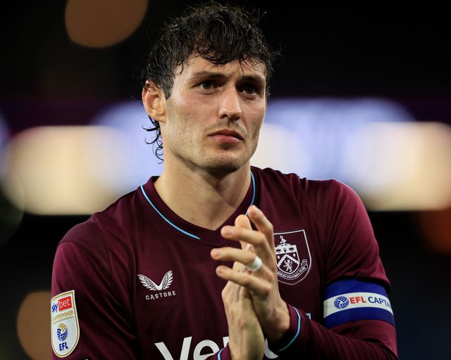 Connor Roberts of Burnley claps fans after 1-1 draw during the Sky Bet Championship match Burnley vs Middlesbrough at Turf Moor, Burnley, United Kingdom on 02 September 2026

(Photo by Jorge Horsted/News Images)