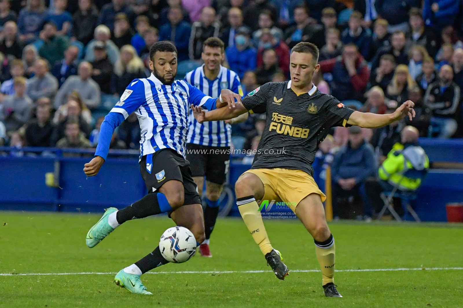 Sylla Sow #40 of Sheffield Wednesday scores a goal to make it 1-0