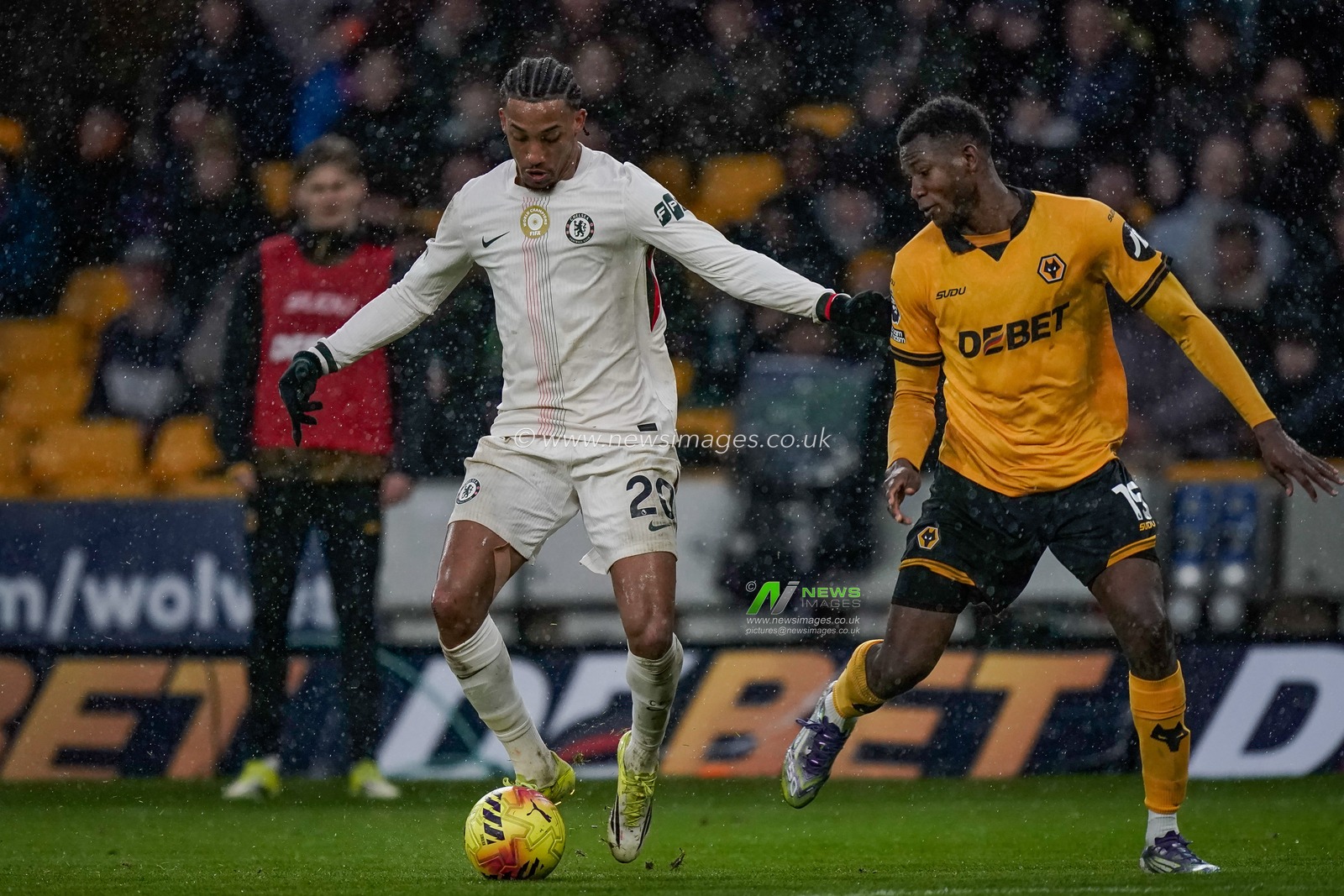 Joao Pedro of Chelsea shields the ball away from Yerson Mosquera of Wolverhampton Wanderers during the Premier League match Wolverhampton Wanderers vs Chelsea at Molineux, Wolverhampton, United Kingdom on 07 February 2026

(Photo by Maynard Manyowa/News Images)
