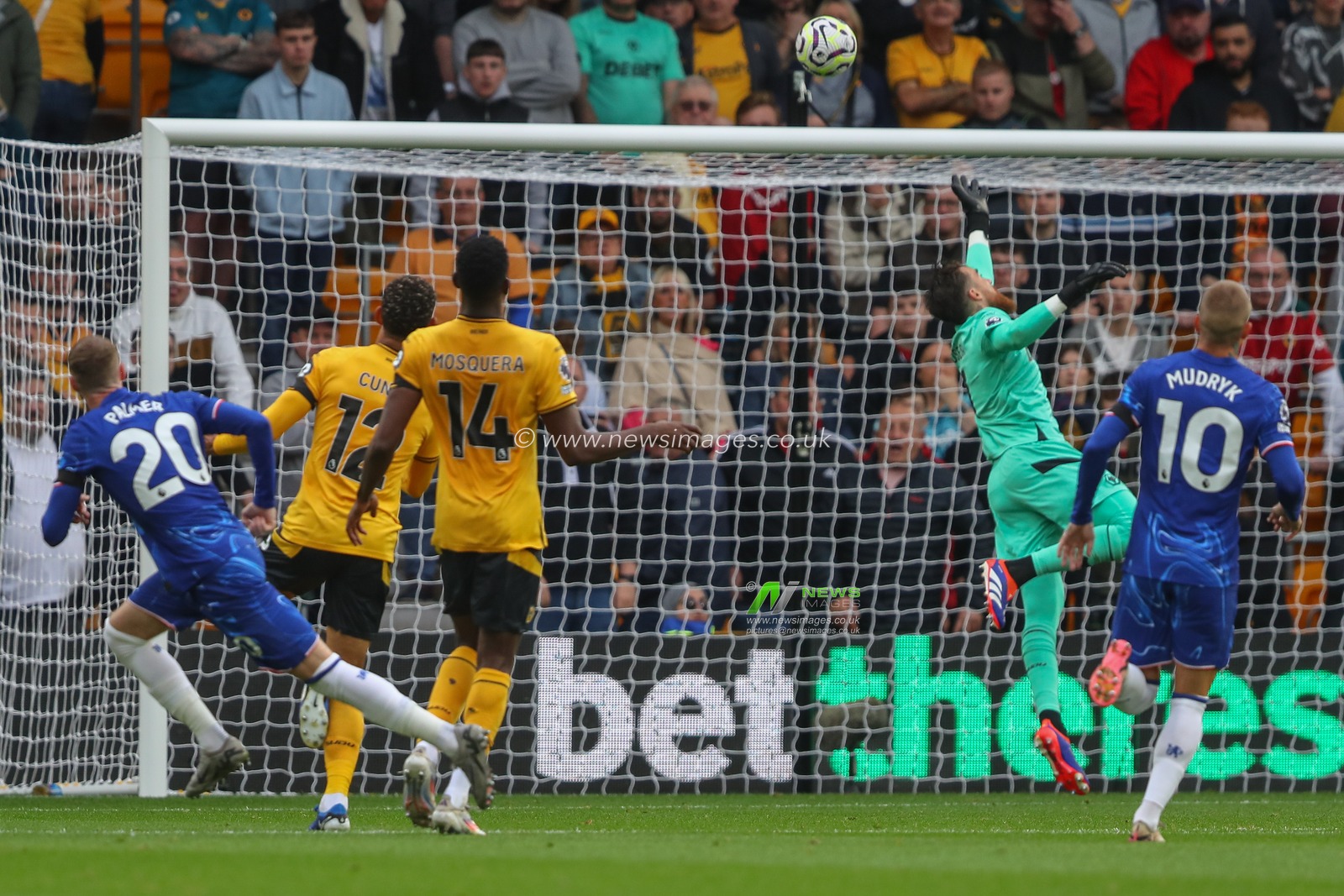 Cole Palmer of Chelsea scores to make it 1-2 during the Premier League match Wolverhampton Wanderers vs Chelsea at Molineux, Wolverhampton, United Kingdom, 25th August 2024

(Photo by Gareth Evans/News Images)