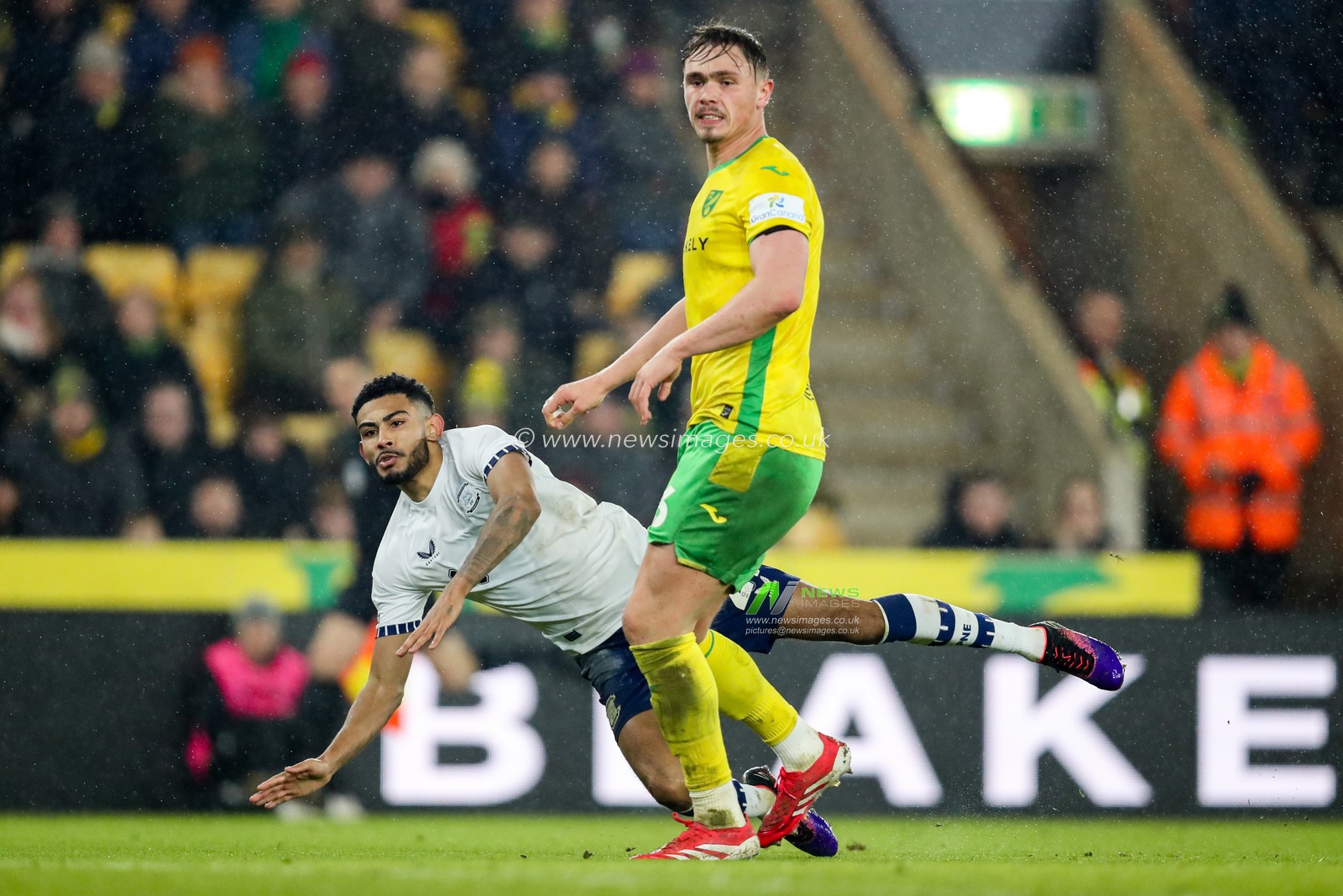 Kaine Kesler-Hayden of Preston North End is challenged by Callum Doyle of Norwich City during the Sky Bet Championship match Norwich City vs Preston North End at Carrow Road, Norwich, United Kingdom, 11th February 2025

(Photo by Izzy Poles/News Images)