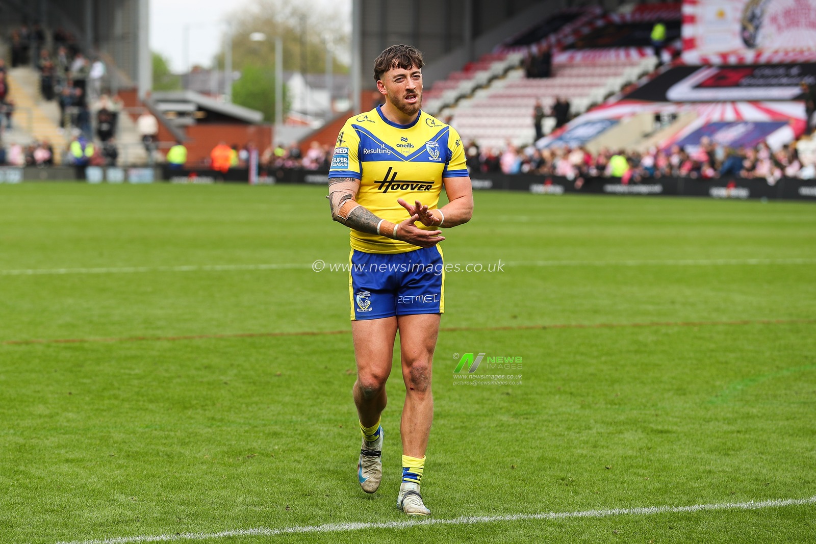 Matty Ashton of Warrington Wolves applauds the travelling fans after the Betfred Super League Round 8 match Leigh Leopards vs Warrington Wolves at Leigh Sports Village, Leigh, United Kingdom, 19th April 2025

(Photo by Gareth Evans/News Images)