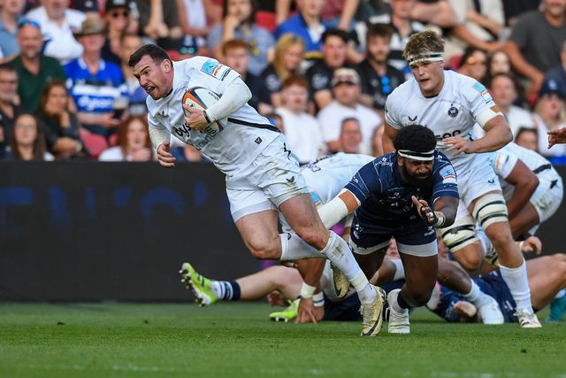 Ben Spencer of Bath Rugby breaks the tackle of Kalaveti Ravouvou of Bristol Bears during the Gallagher Premiership match Bristol Bears vs Bath at Ashton Gate, Bristol, United Kingdom on 29 May 2026

(Photo by Alex Williamson/News Images)