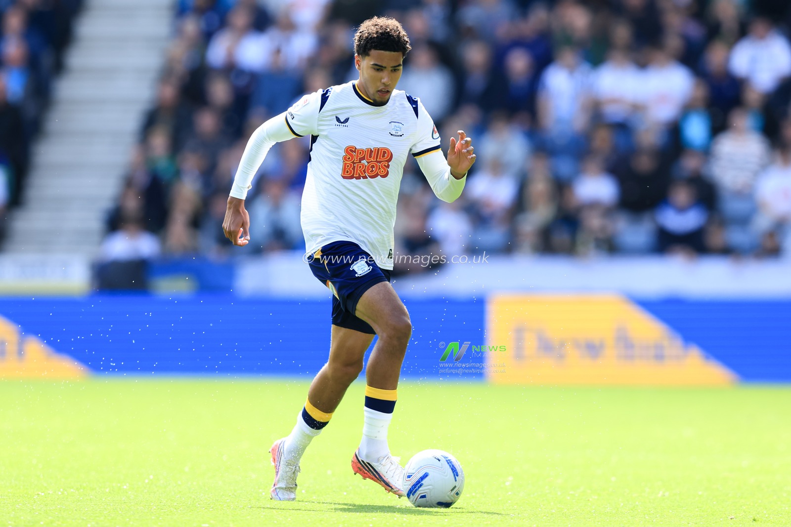 Caleb Wiley of Preston North End with ball at his feet during the Sky Bet Championship match Preston North End vs Blackburn Rovers at Deepdale, Preston, United Kingdom on 05 September 2026

(Photo by Jorge Horsted/News Images)