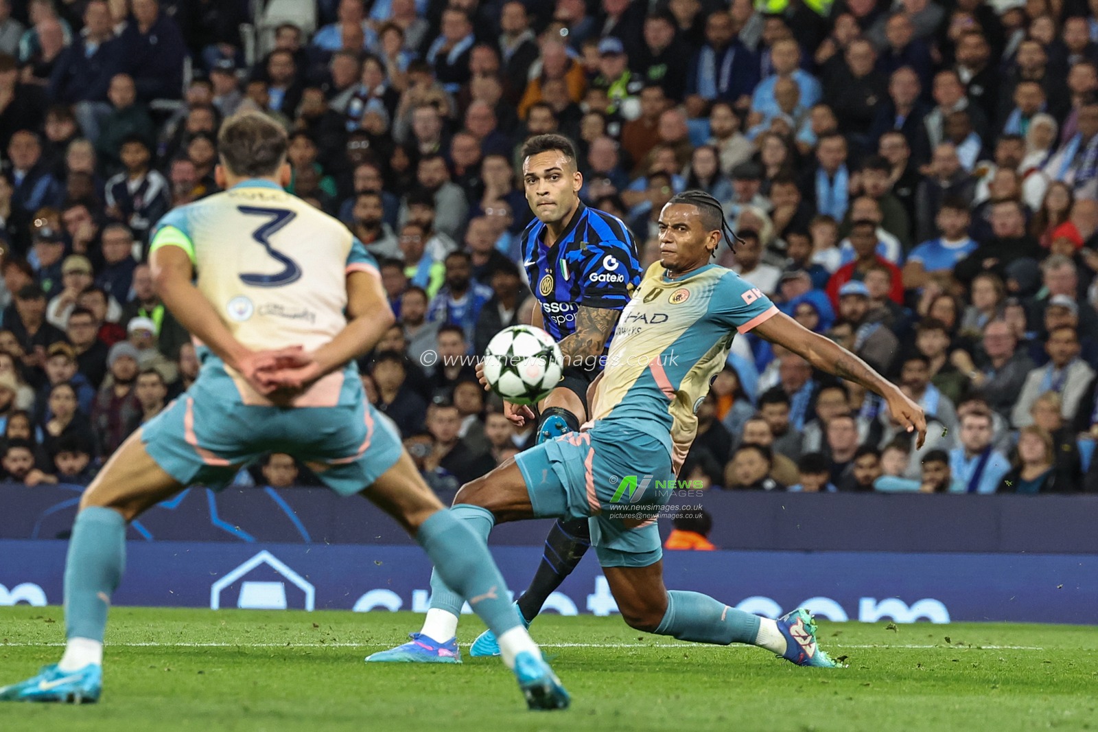 Lautaro MartÃ­nez of Inter Milan shoots on goal saved by Ederson of Manchester City during the UEFA Champions League league stage match Manchester City vs Inter Milan at Etihad Stadium, Manchester, United Kingdom, 18th September 2024

(Photo by Mark Cosgrove/News Images)
