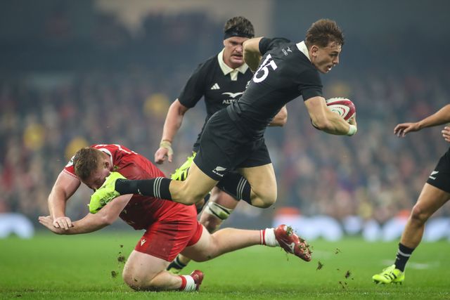 Ruben Love of New Zealand jumps out of a tackle by Rhys Carre of Wales during the Quilter Nations Series 2025 match Wales vs New Zealand at Principality Stadium, Cardiff, United Kingdom, 22nd November 2025

(Photo by Andrew Lewis/News Images)

*** GER AUT SUI OUT ***