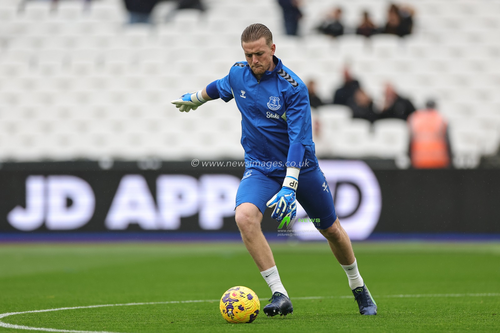 Jordan Pickford #1 of Everton in the pregame warmup session during the Premier League match West Ham United vs Everton at London Stadium, London, United Kingdom, 29th October 2023

(Photo by Mark Cosgrove/News Images)