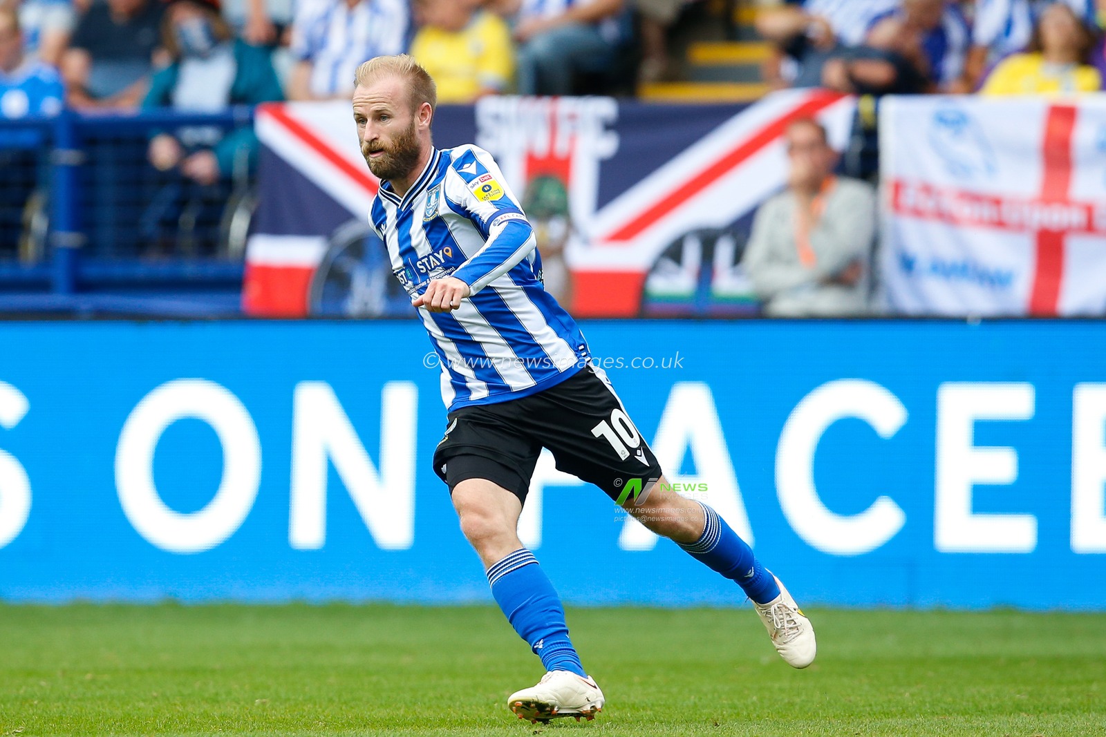 Barry Bannan #10 of Sheffield Wednesday during the Sky Bet League 1 match Sheffield Wednesday vs Barnsley at Hillsborough, Sheffield, United Kingdom, 3rd September 2022

(Photo by Ben Early/News Images)