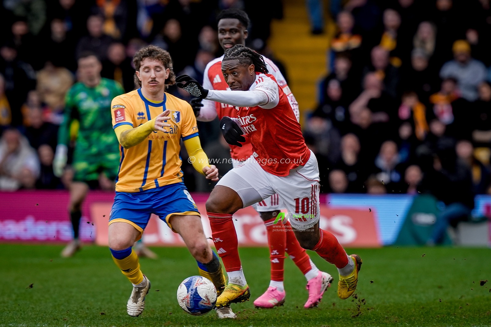 Eberechi Eze of Arsenal passes the ball  during the Emirates FA Cup fifth round match Mansfield Town vs Arsenal at One Call Stadium, Mansfield, United Kingdom on 07 March 2026

(Photo by Maynard Manyowa/News Images)